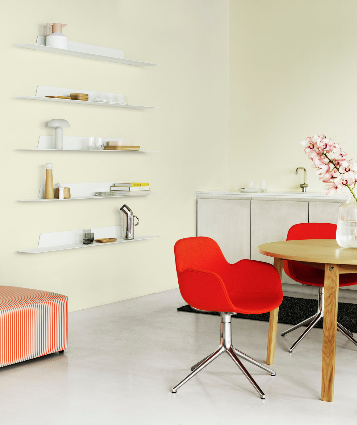 Office chair with 4l black armrests with an aluminum base