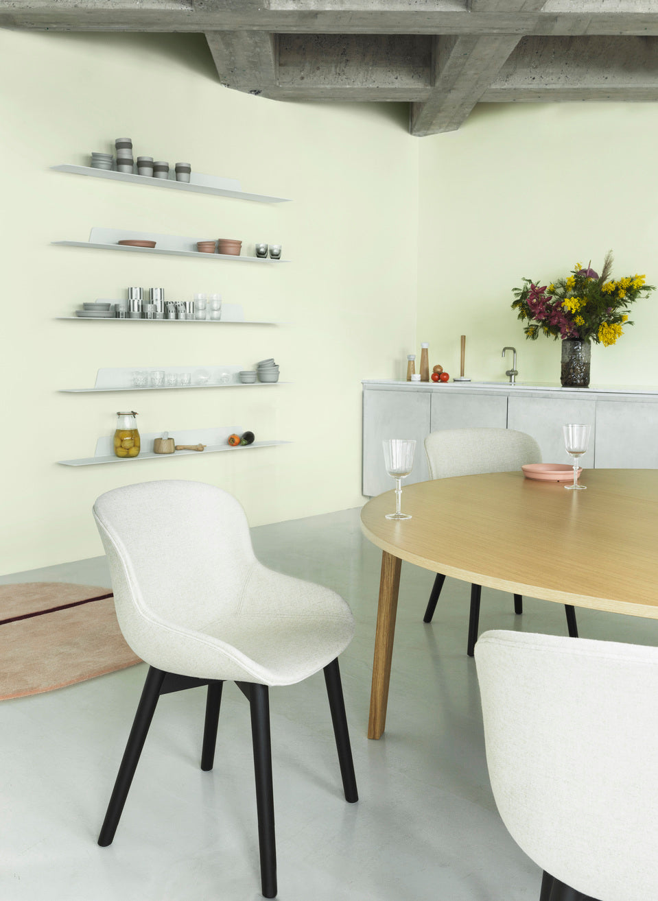 Upholstered chair Hyg black with a natural oak base