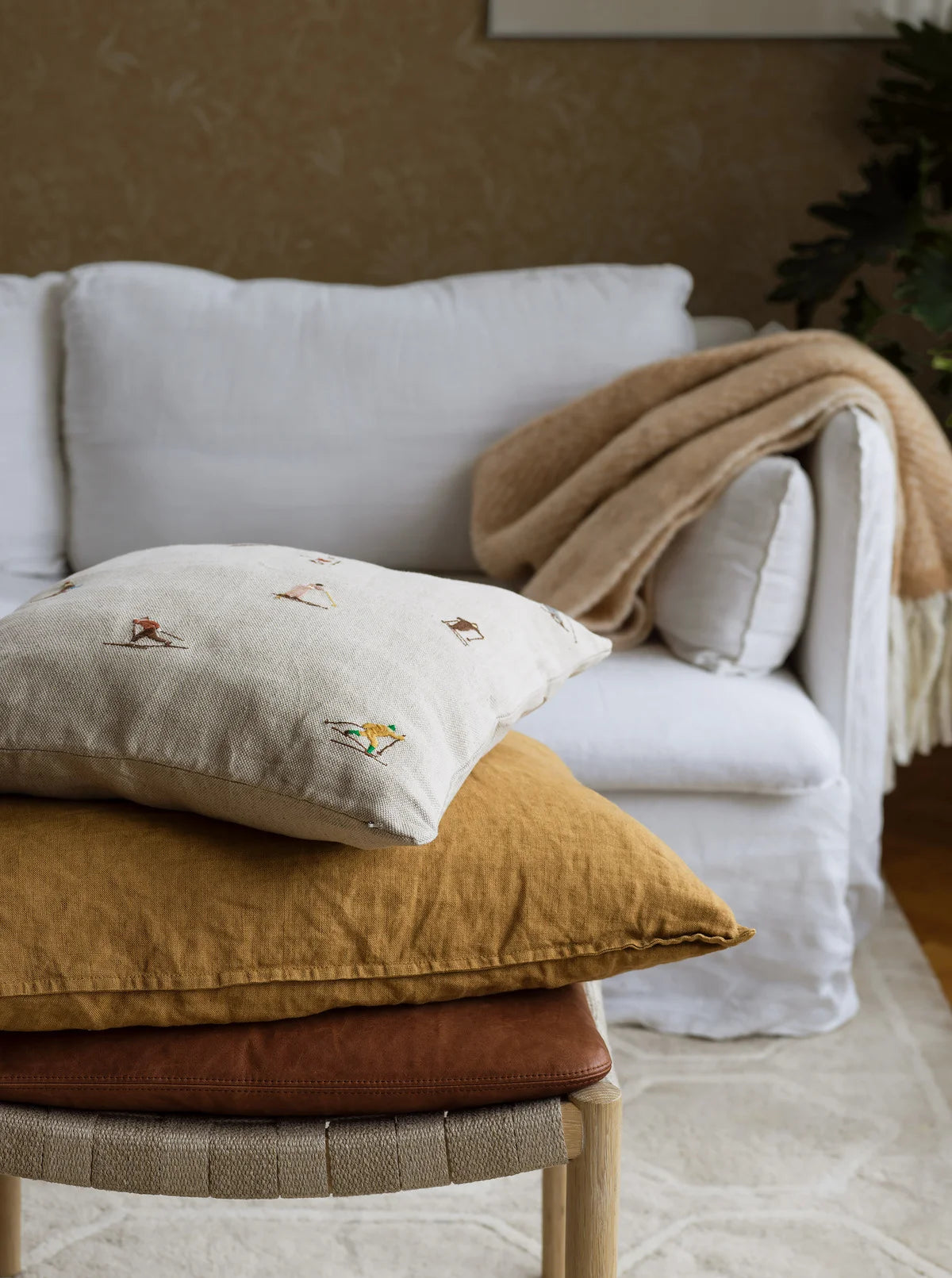 Non-woven paper wallpaper with a plant pattern NOCTURNE gold with beige