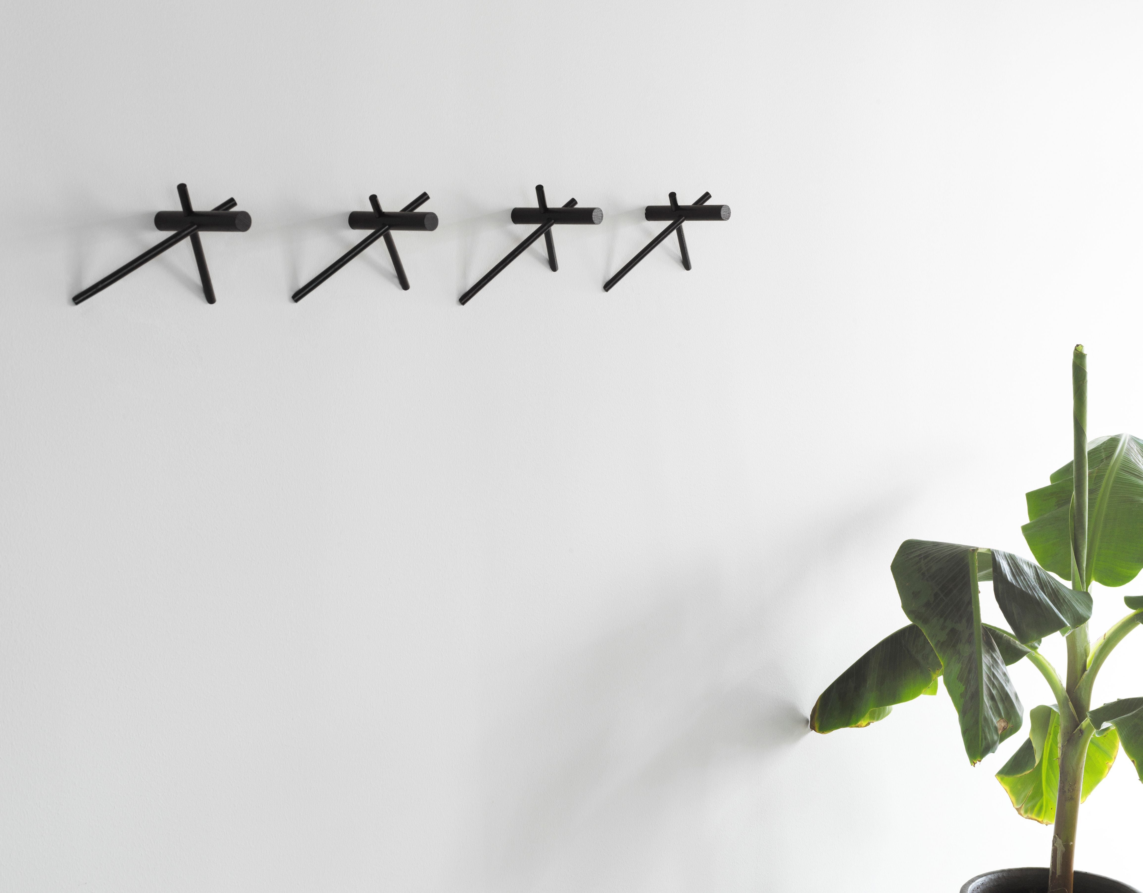 Set von STICKS Kleiderhaken aus schwarzem Eichenholz