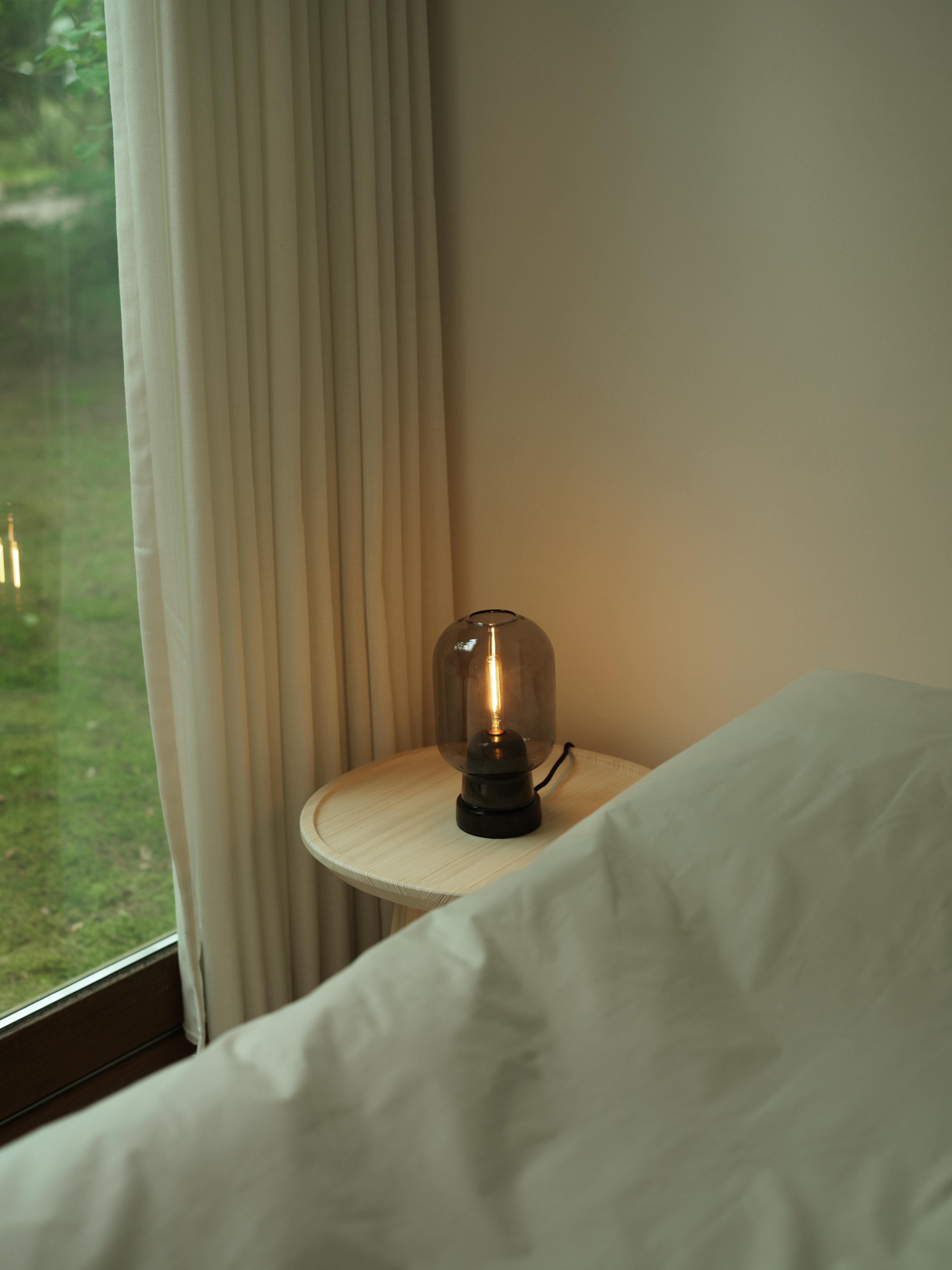 AMP Tischleuchte Rauchglas mit schwarzem Marmor