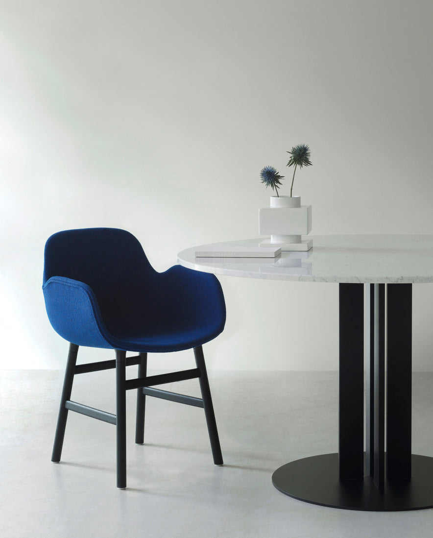 Chair with armrests of green forms with a black oak base