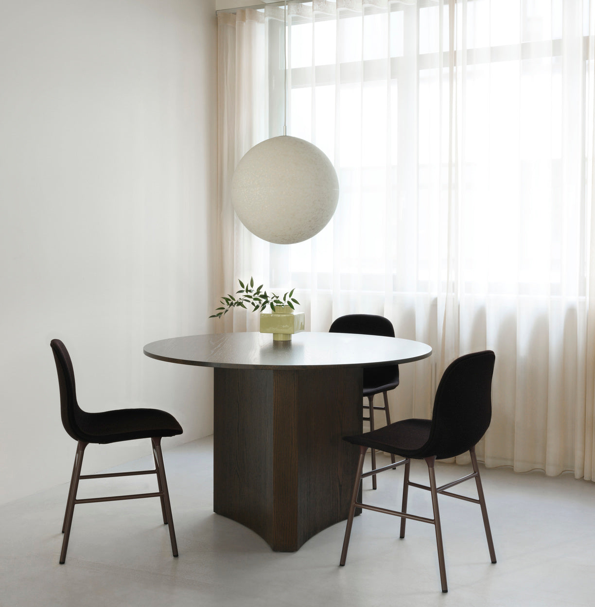 Round table bue oak veneer