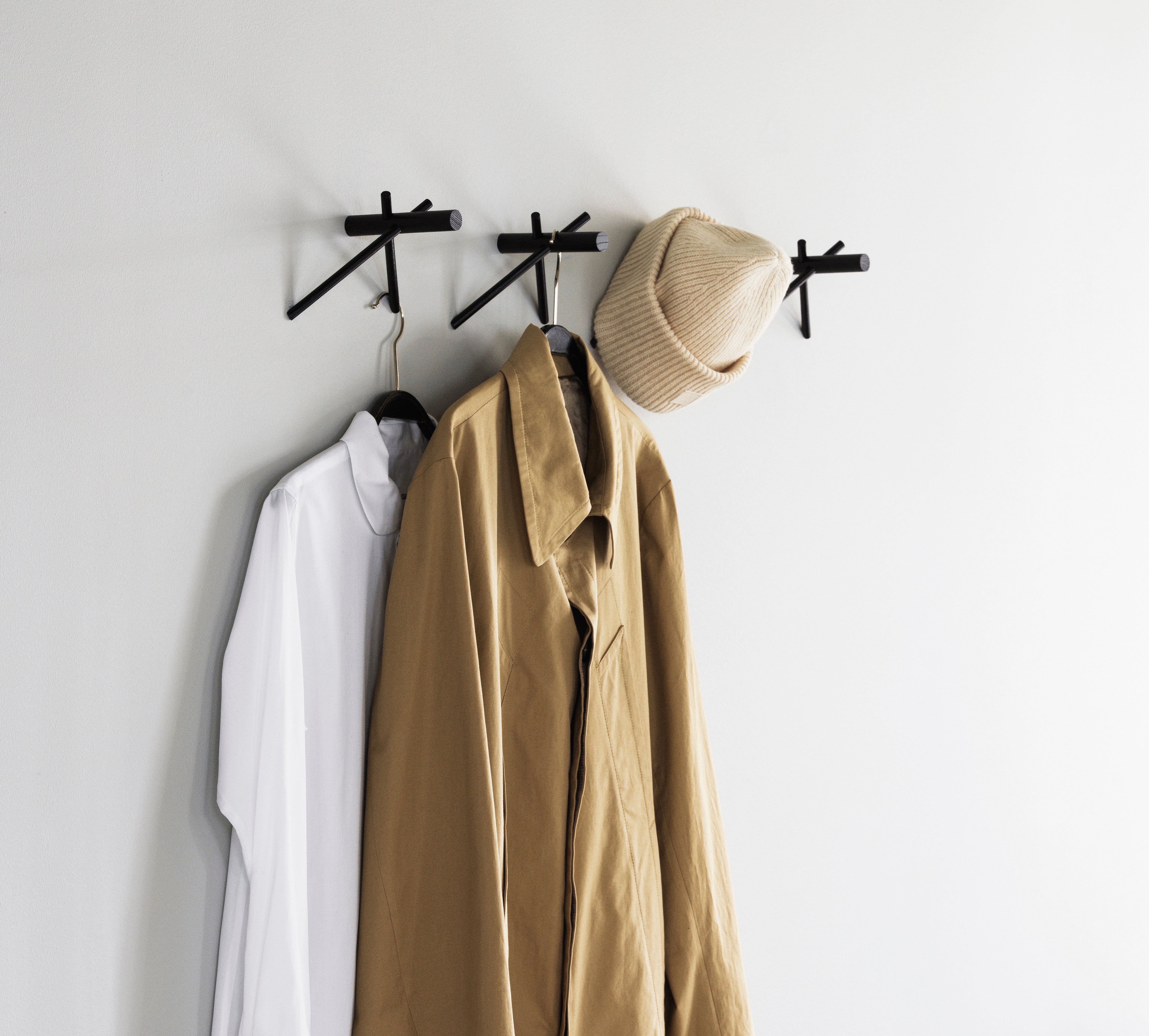 Set von STICKS Kleiderhaken aus schwarzem Eichenholz