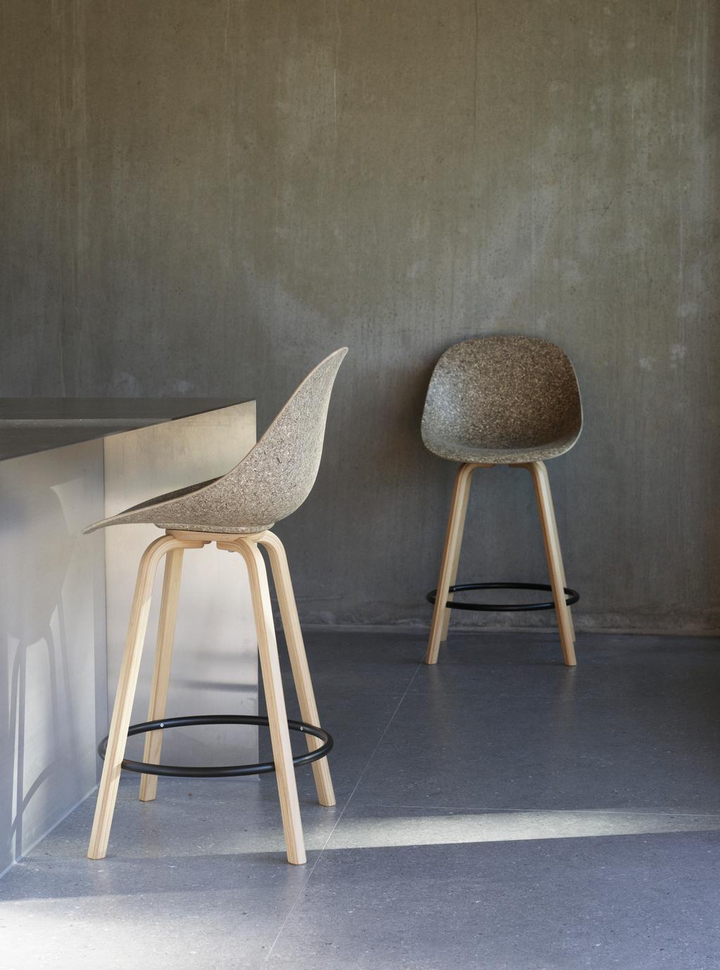 Bar chair with backrest of green mat with beech plywood