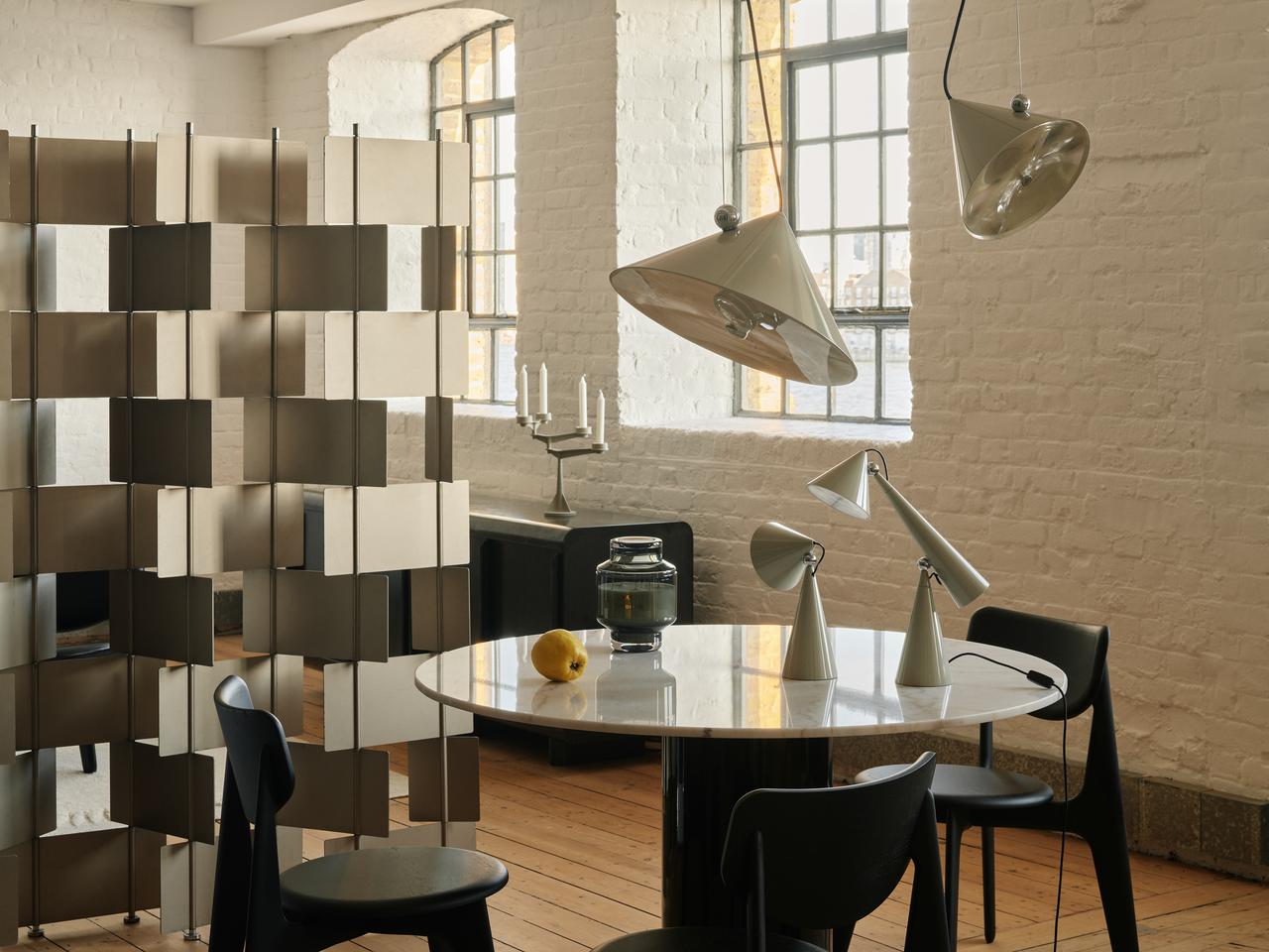 Tragbare Tischlampe POSE grau