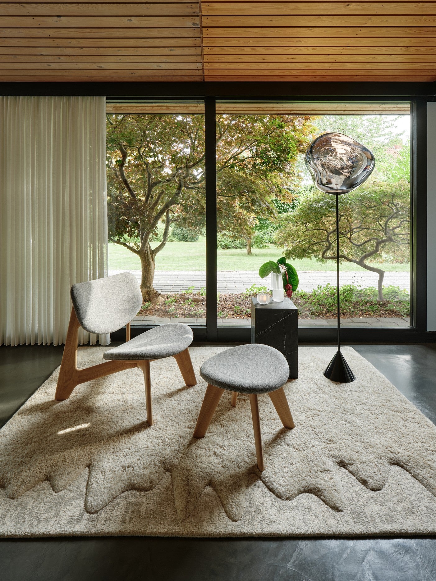 Fotel SLAB szary z dębową podstawą – Tom Dixon