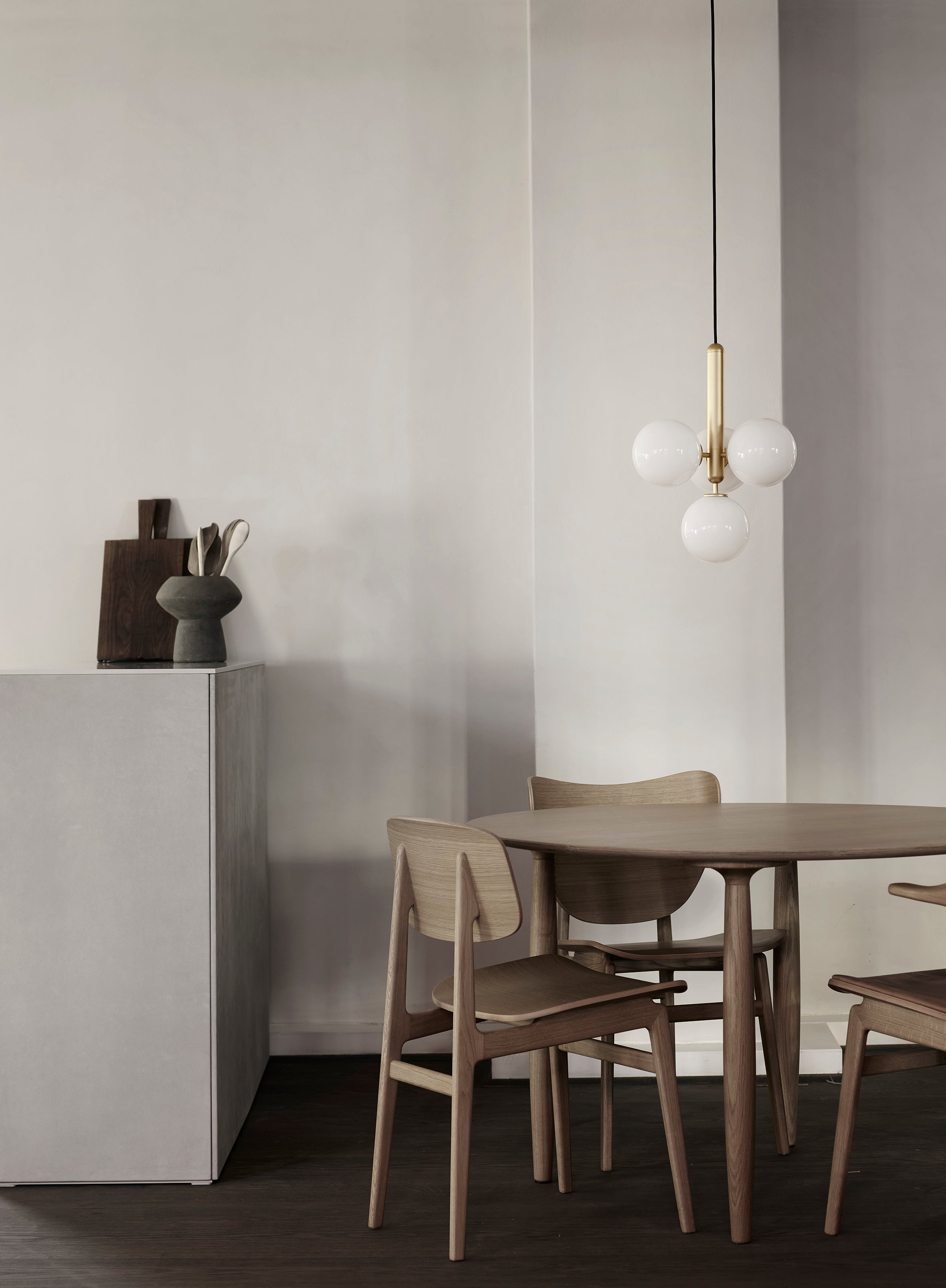 Lampa wisząca MIIRA 4 mosiężny z opalowym szkłem – Nuura