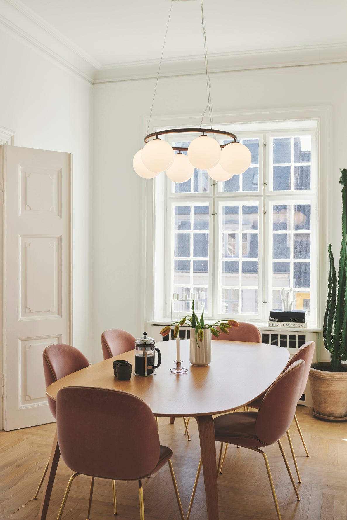 Lampa wisząca MIIRA 6 CIRCULAR ciemnobrązowy z opalowym szkłem – Nuura