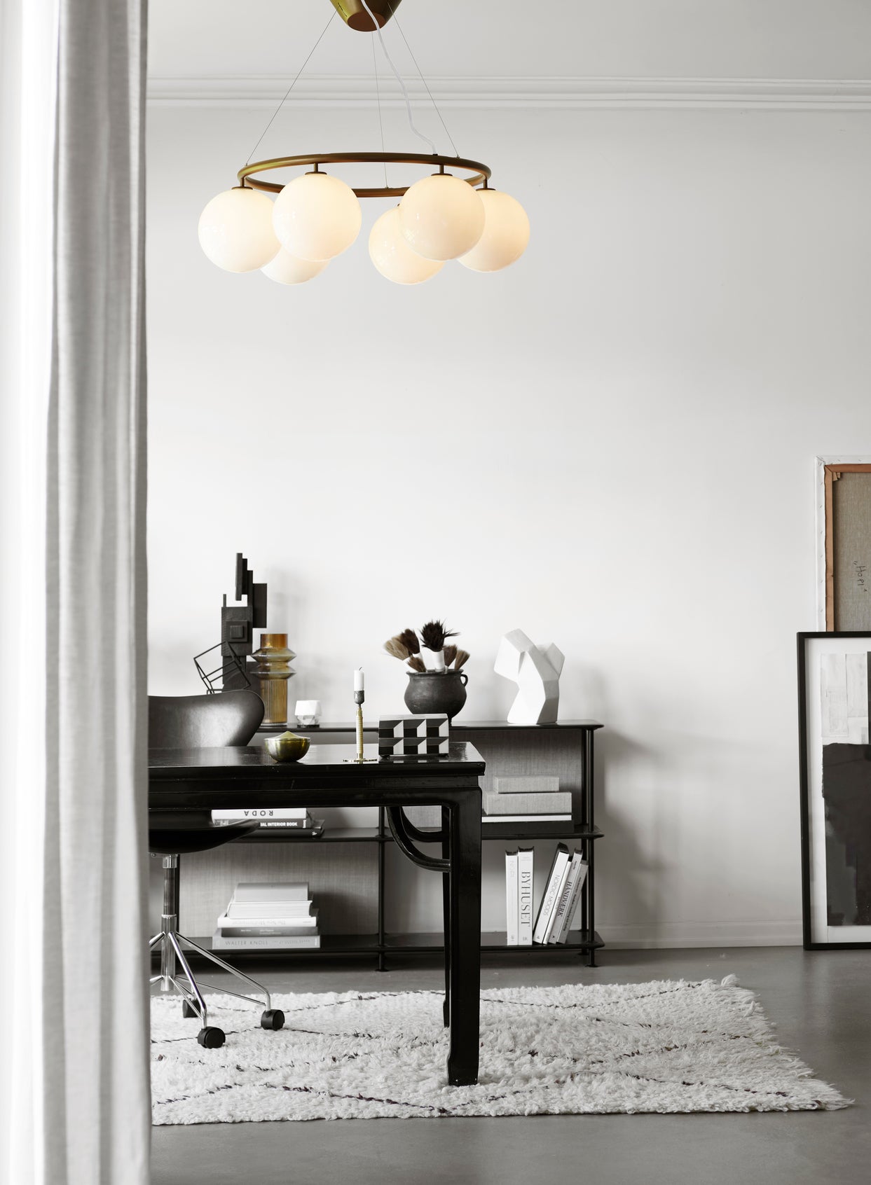 Lampa wisząca MIIRA 6 CIRCULAR ciemnobrązowy z opalowym szkłem – Nuura