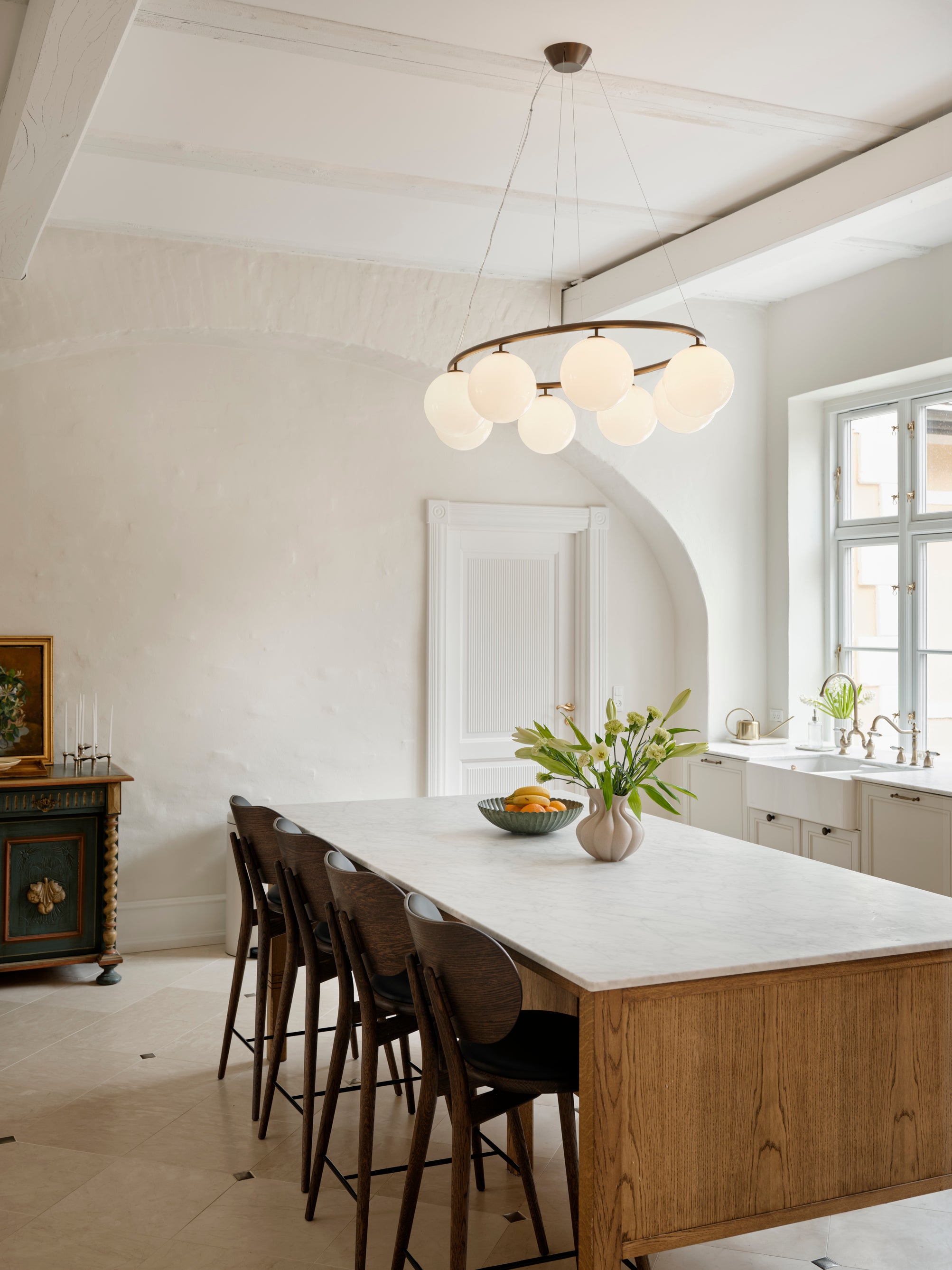 Lampa wisząca MIIRA 8 OVAL ciemnobrązowy z opalowym szkłem – Nuura