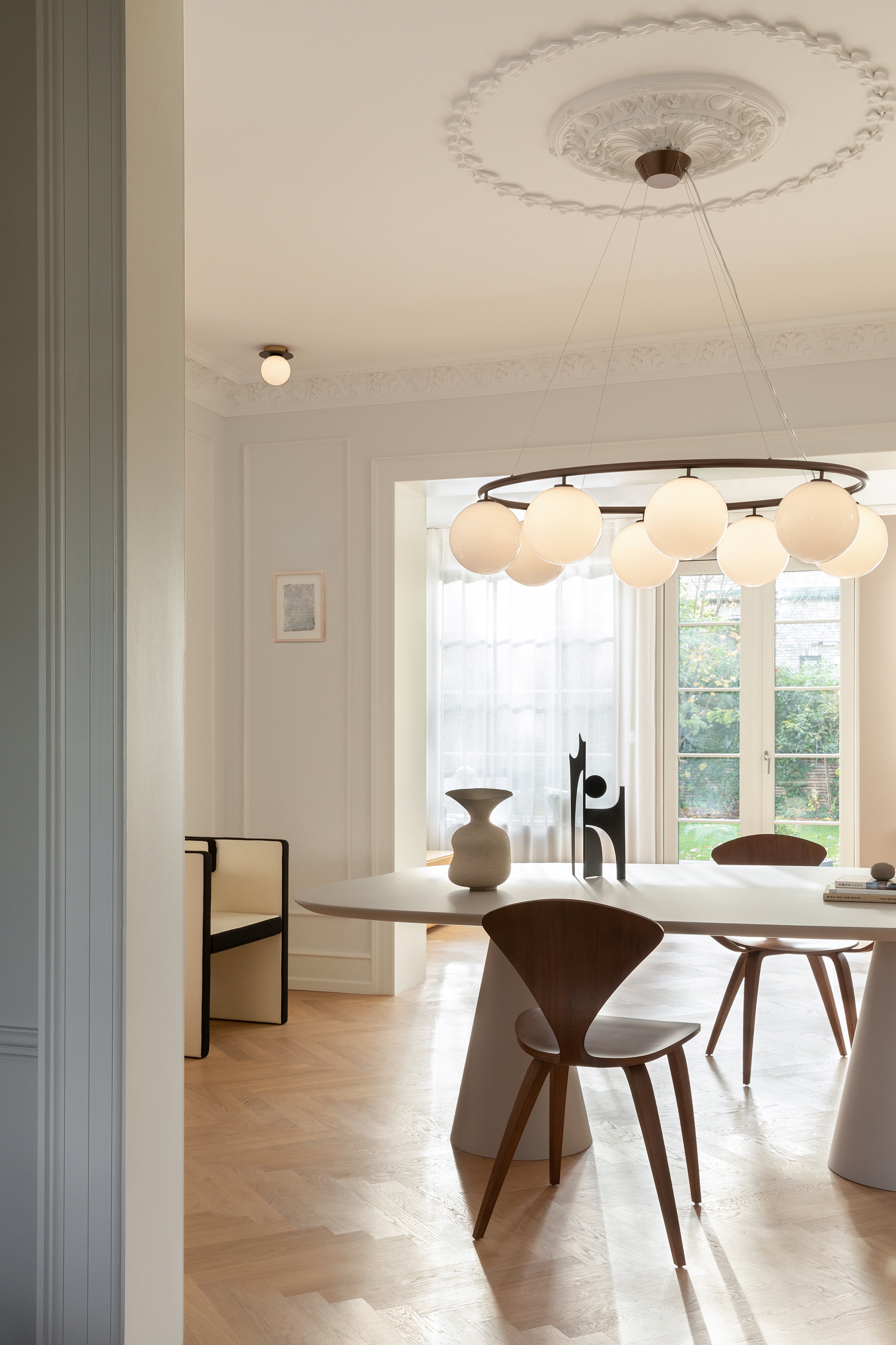 Wandlampe LIILA dunkelbraun mit opalem Glas
