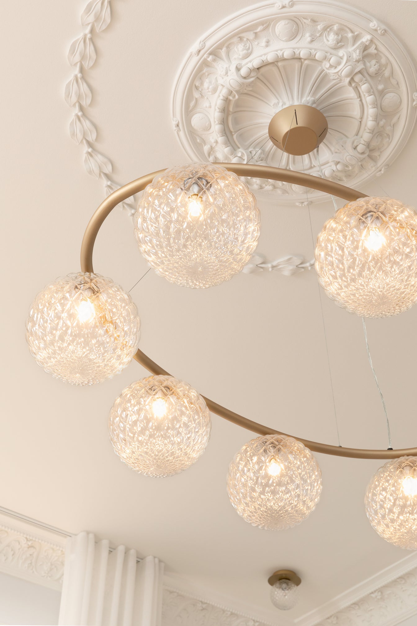 Pendelleuchte MIIRA 8 OVAL aus Messing mit transparentem Glas