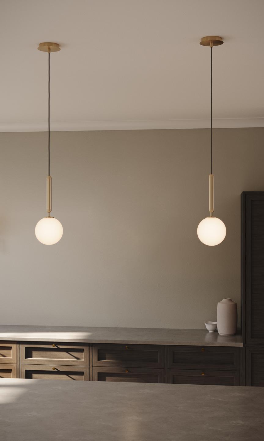 Pendelleuchte MIIRA aus Messing mit opalem Glas