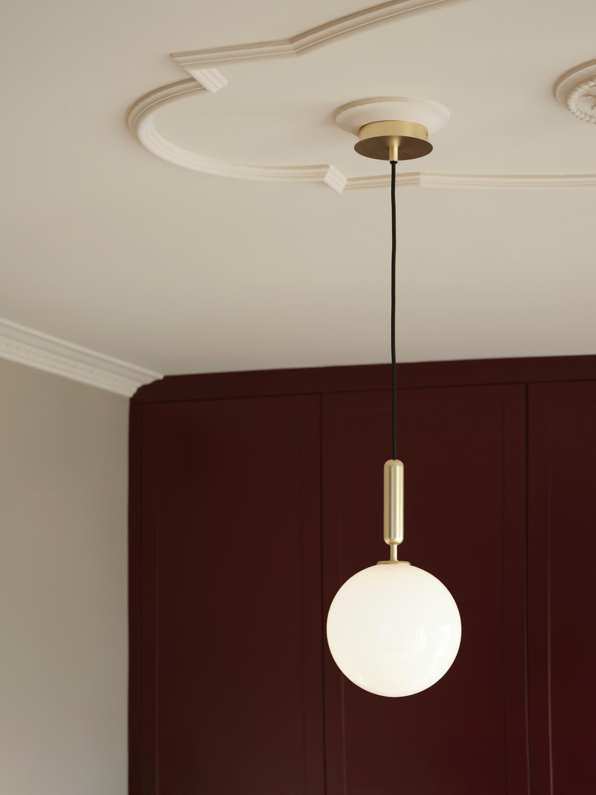 Pendelleuchte MIIRA aus Messing mit opalem Glas