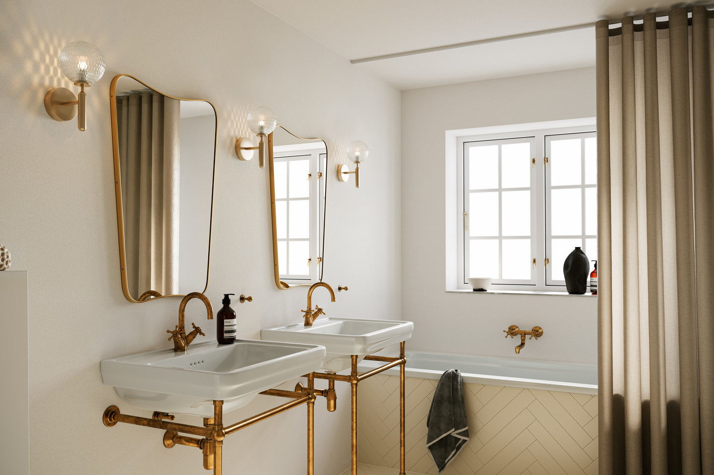 MIIRA Wall Lamp in Brass with Transparent Glass