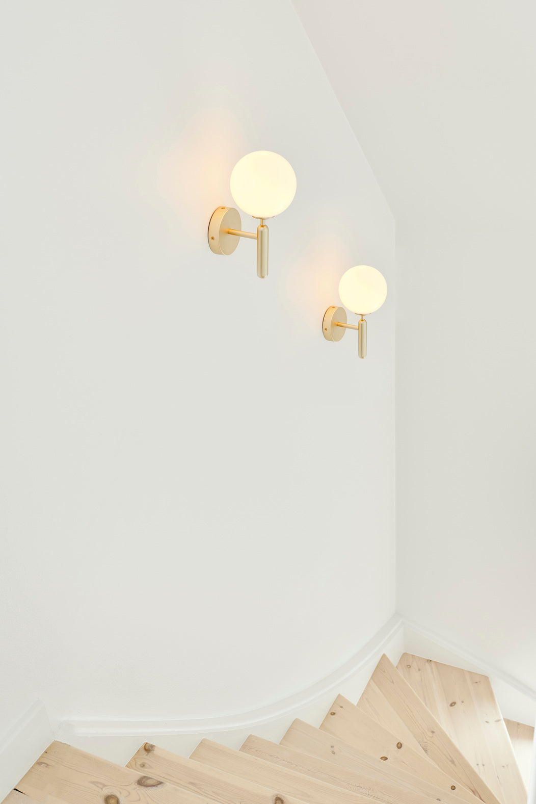 Wandleuchte MIIRA aus Messing mit opalem Glas