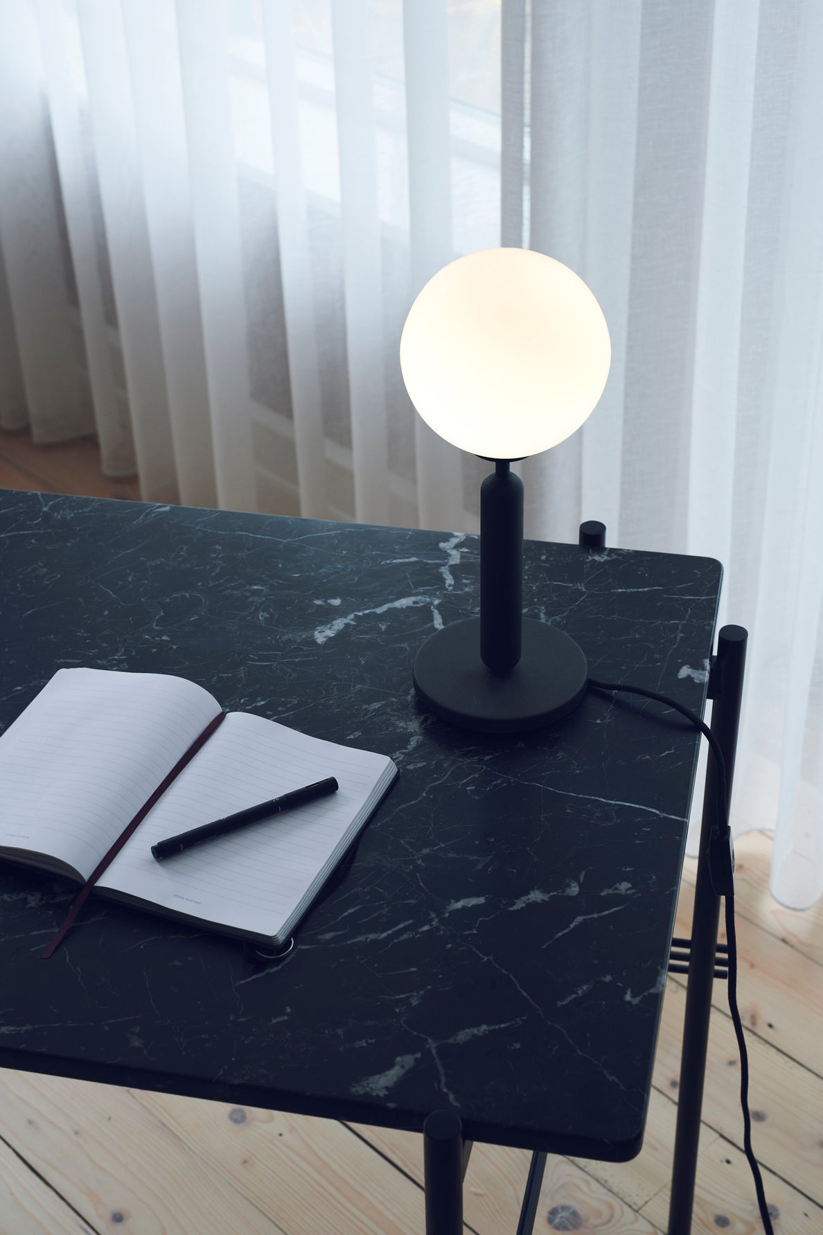 Lampa stołowa MIIRA grafitowy z opalowym szkłem – szkło