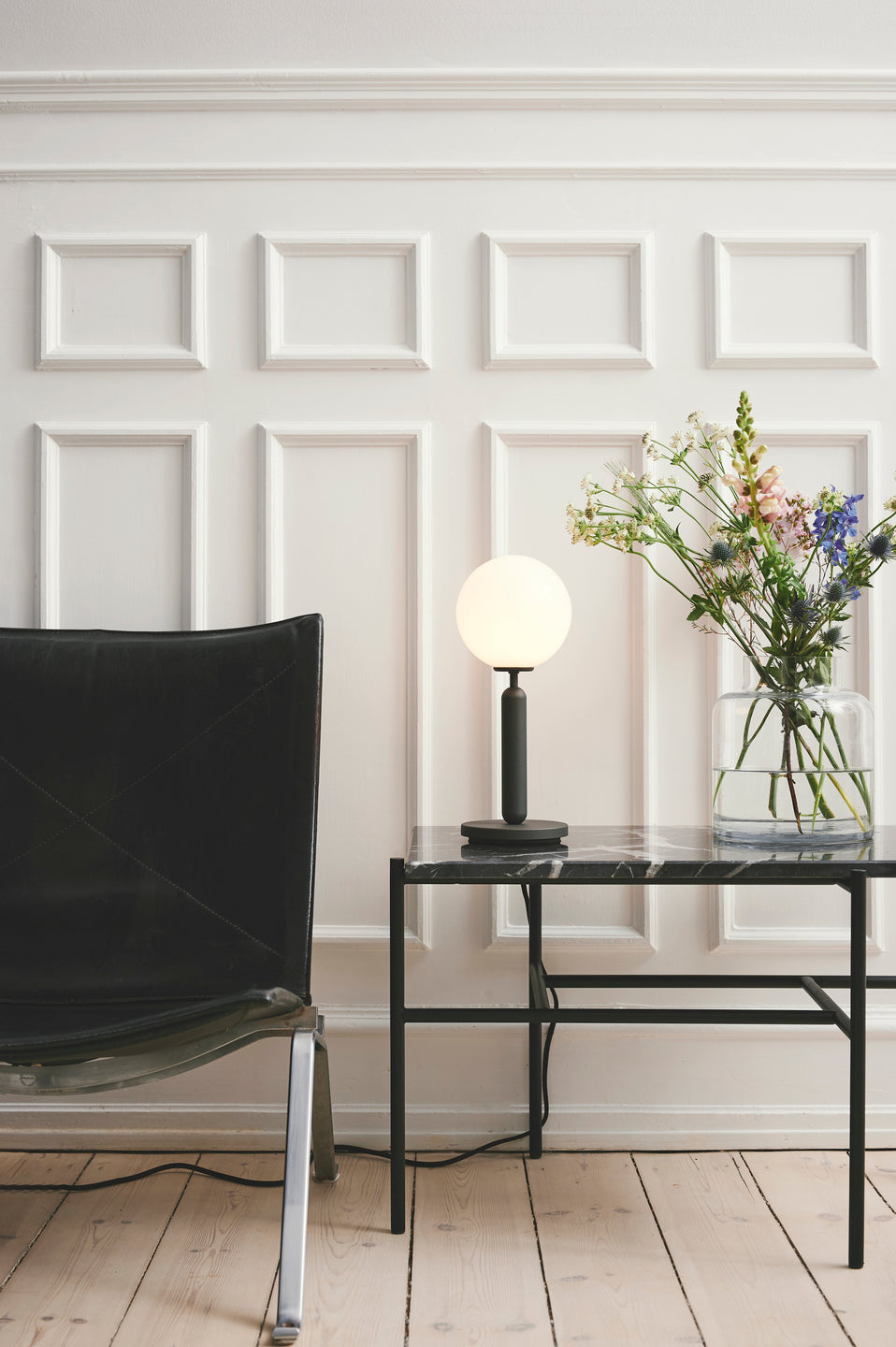 Lampa stołowa MIIRA grafitowy z opalowym szkłem – styl minimalistyczny