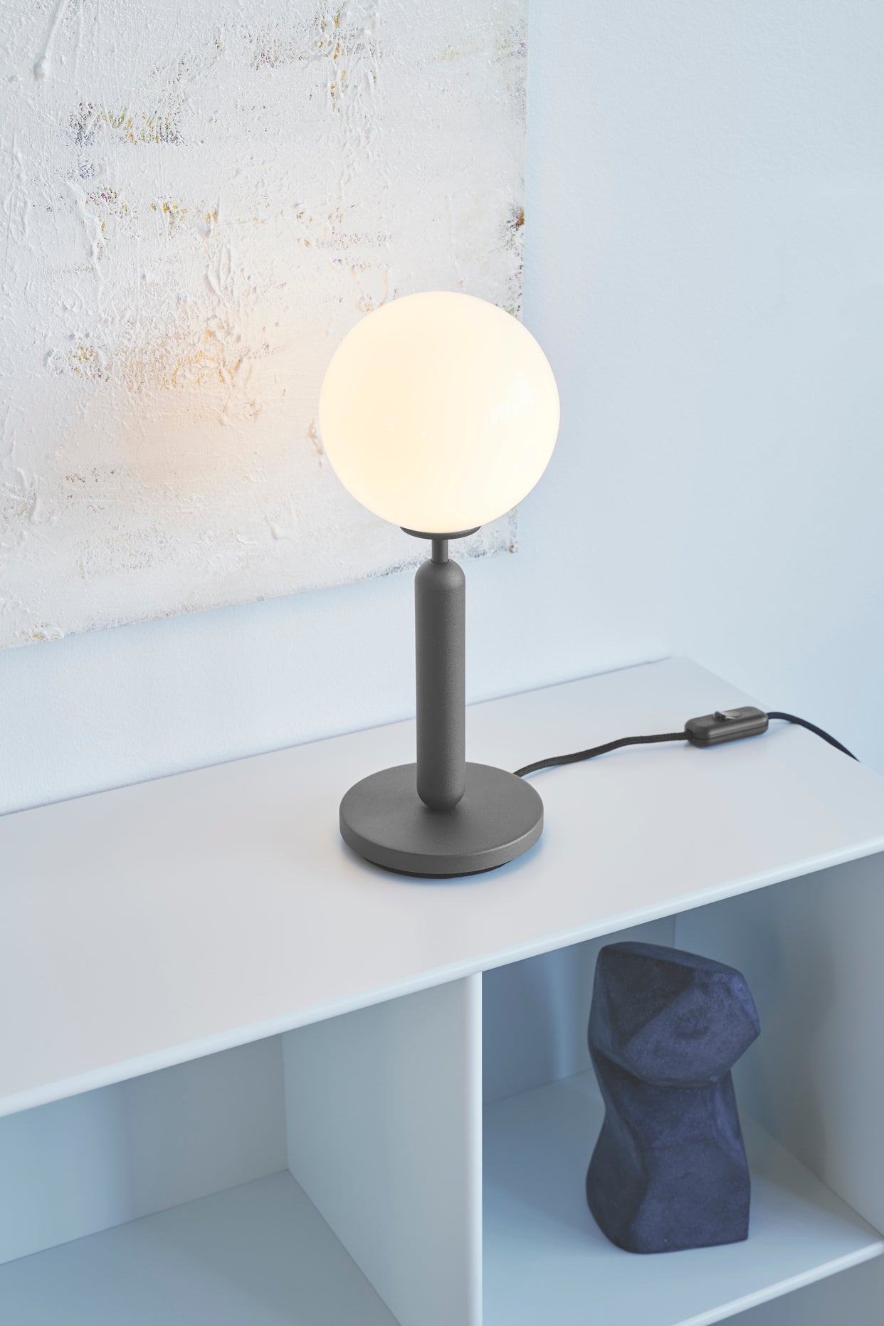 Lampa stołowa MIIRA grafitowy z opalowym szkłem – szkło, Nuura