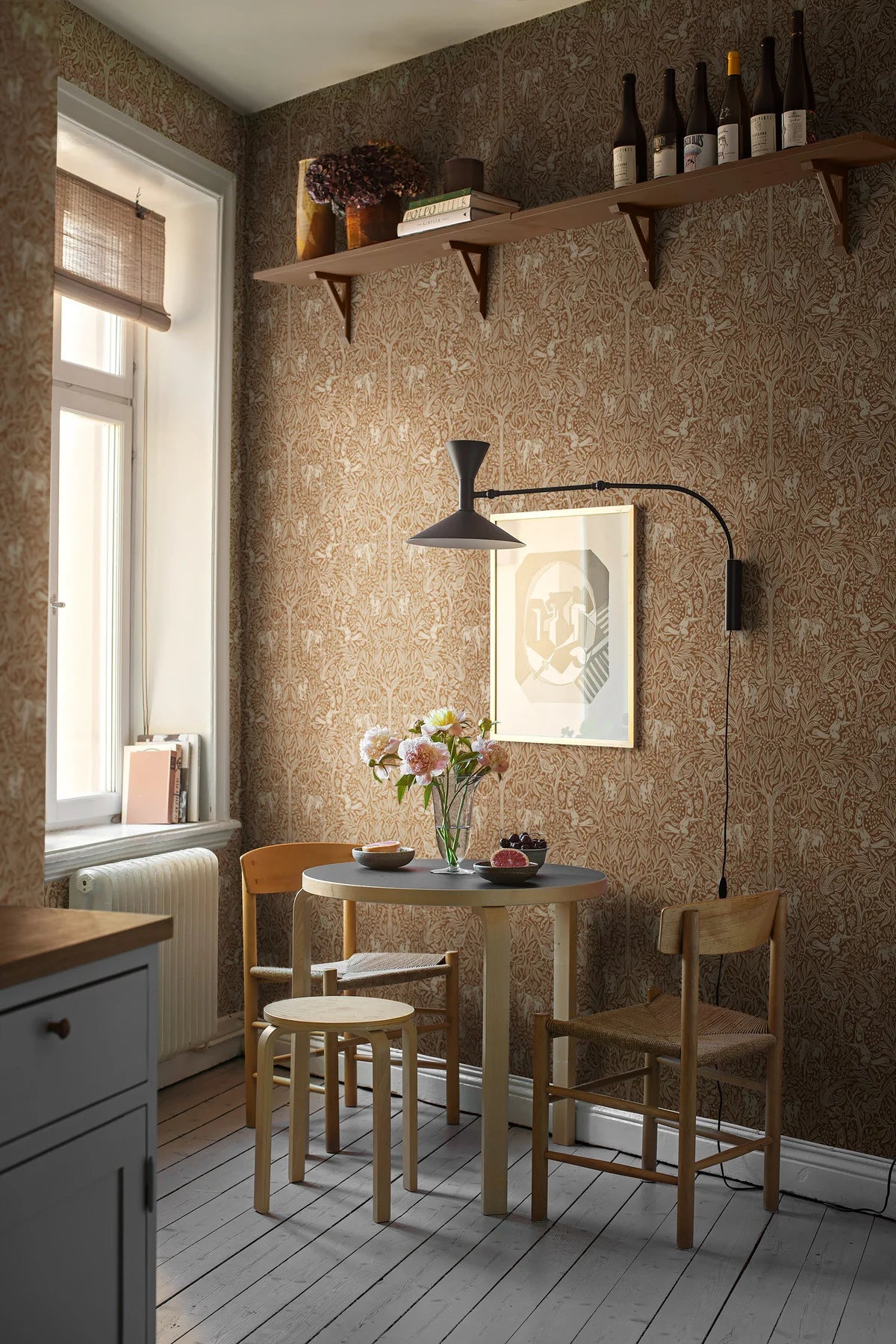Tapete mit pflanzlichem Muster und Waldmotiv UNTER DEM HOLUNDERBAUM braun mit weiß