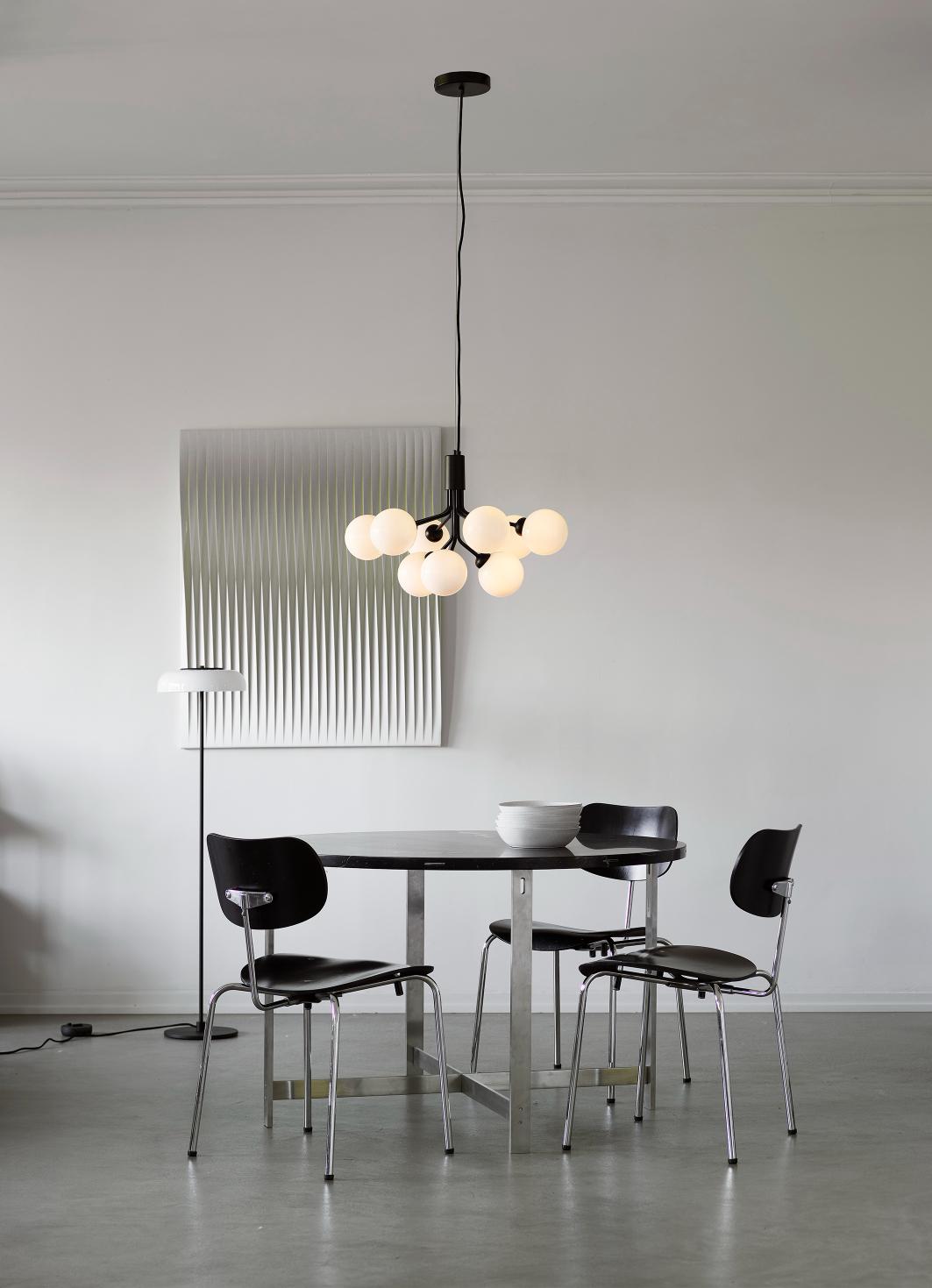 Lampa wisząca APIALES 9 czarny z opalowym szkłem – Nuura