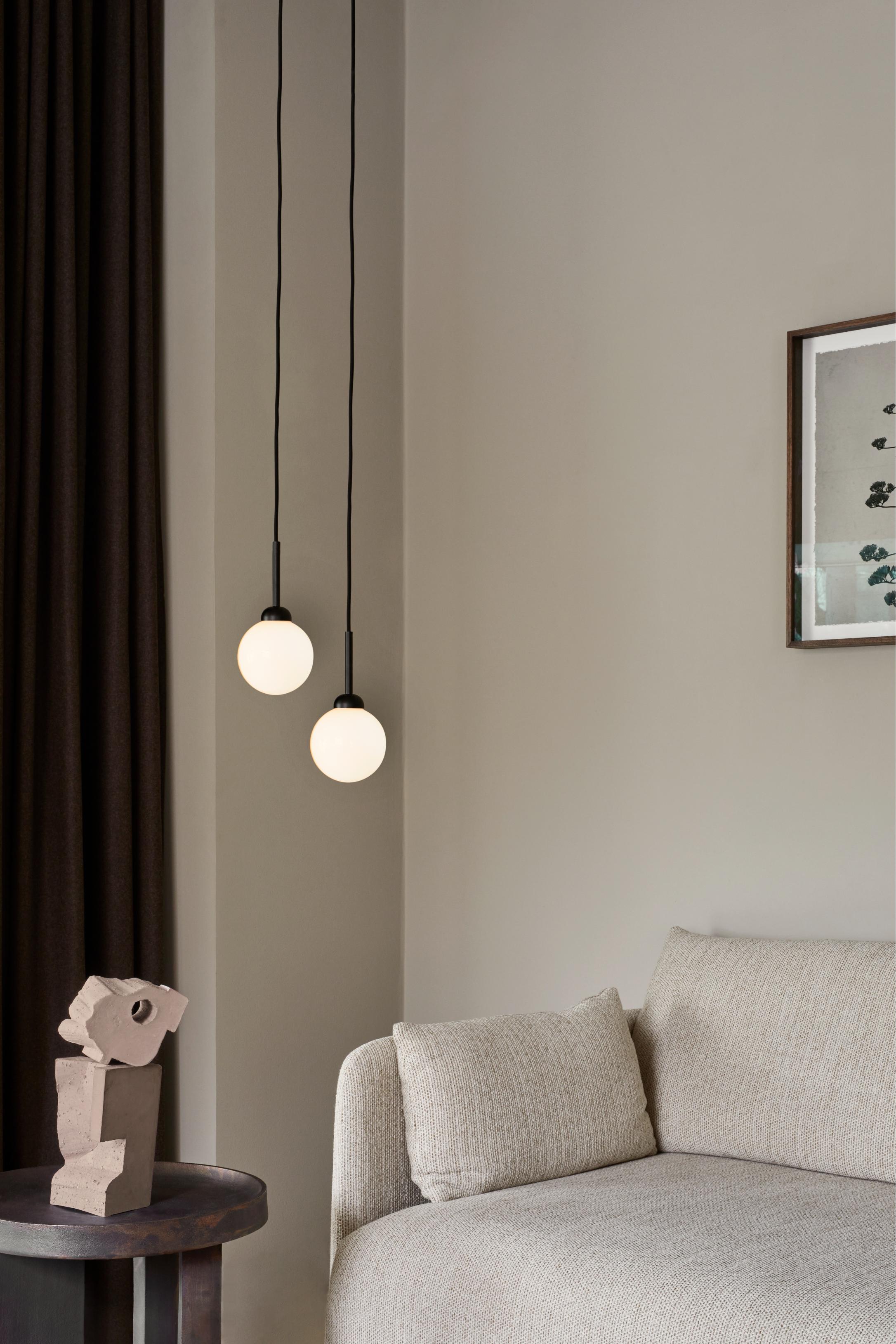 Lampa wisząca APIALES czarny z opalowym szkłem – Nuura