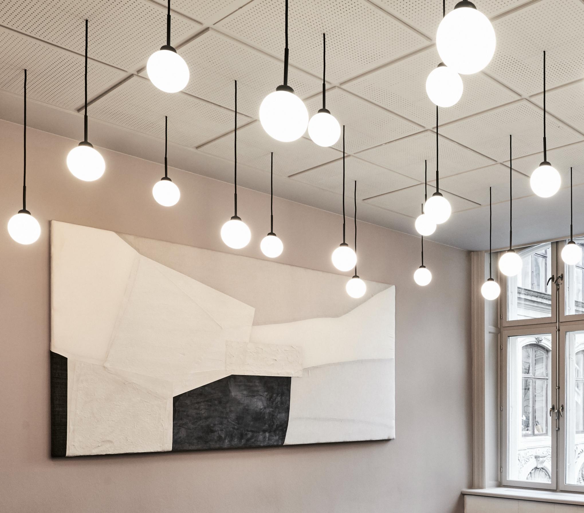 Lampa wisząca APIALES czarny z opalowym szkłem – Nuura