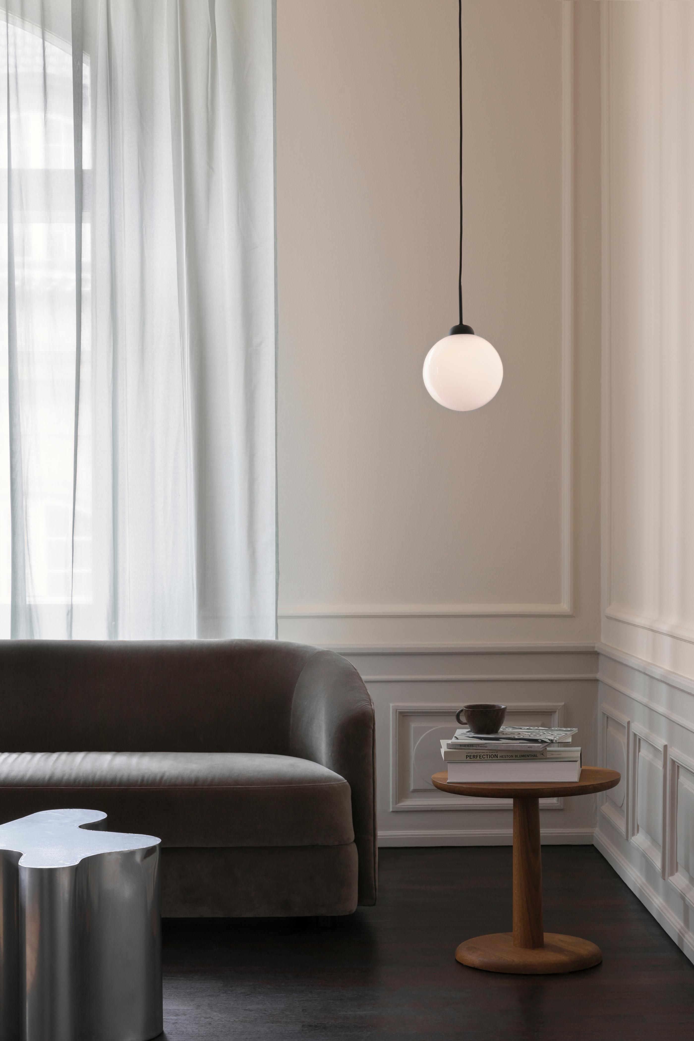 Lampa wisząca APIALES czarny z opalowym szkłem – Nuura