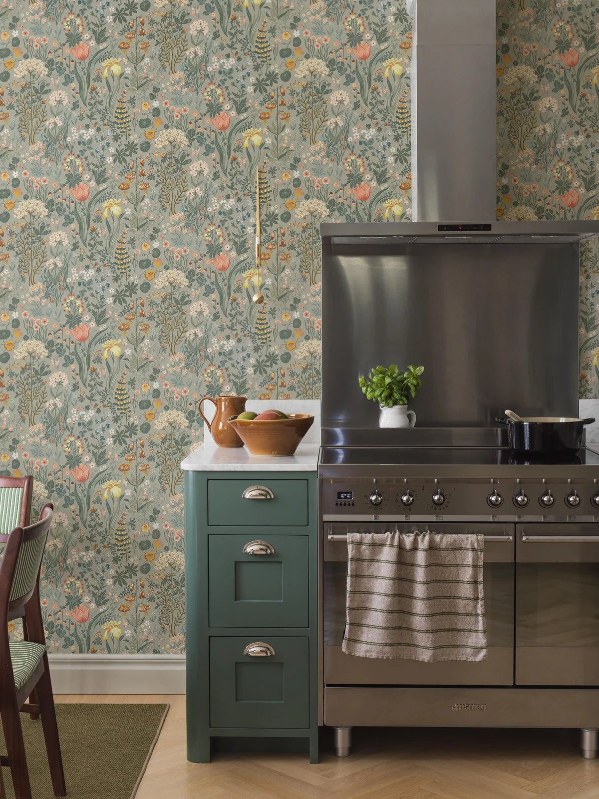 Tapete mit floralem Blumenmuster BLOMSTERHAV grau mit grün