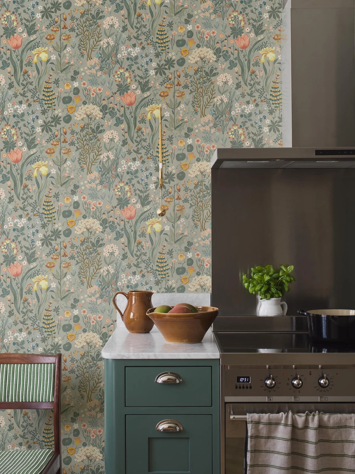 Tapete mit floralem Blumenmuster BLOMSTERHAV grau mit grün