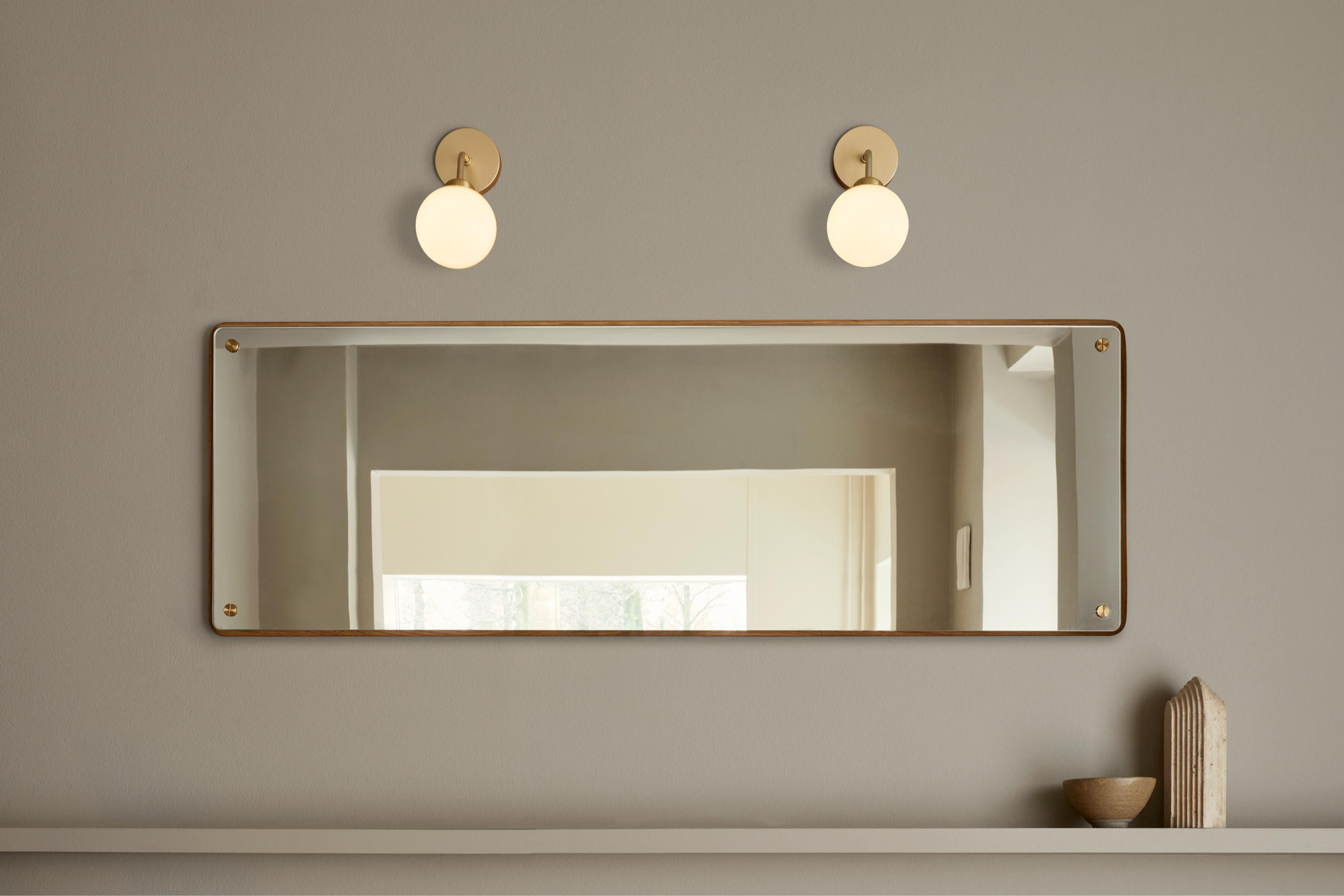 Wandleuchte APIALES aus Messing mit opalem Glas