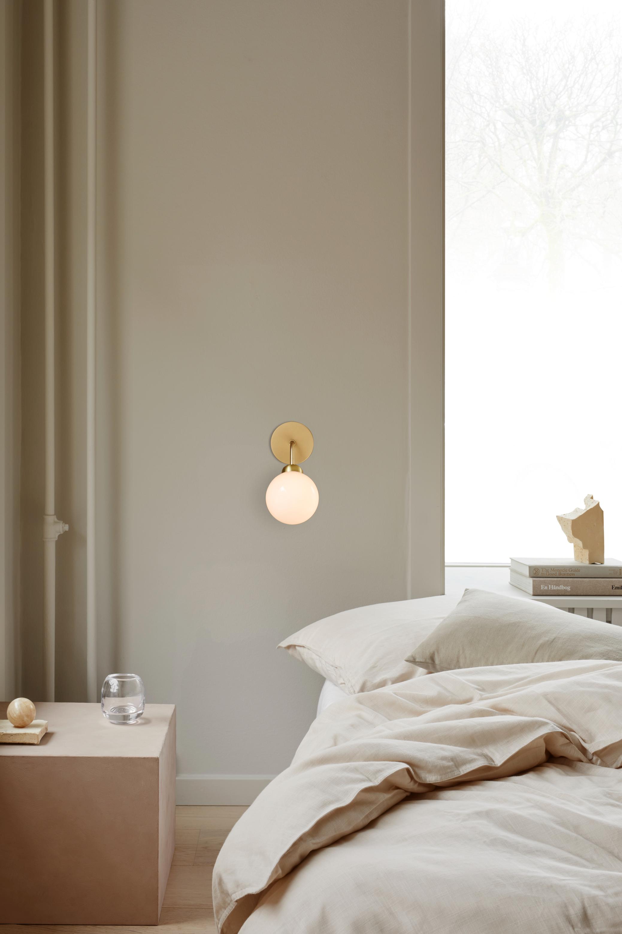 Wandleuchte APIALES aus Messing mit opalem Glas