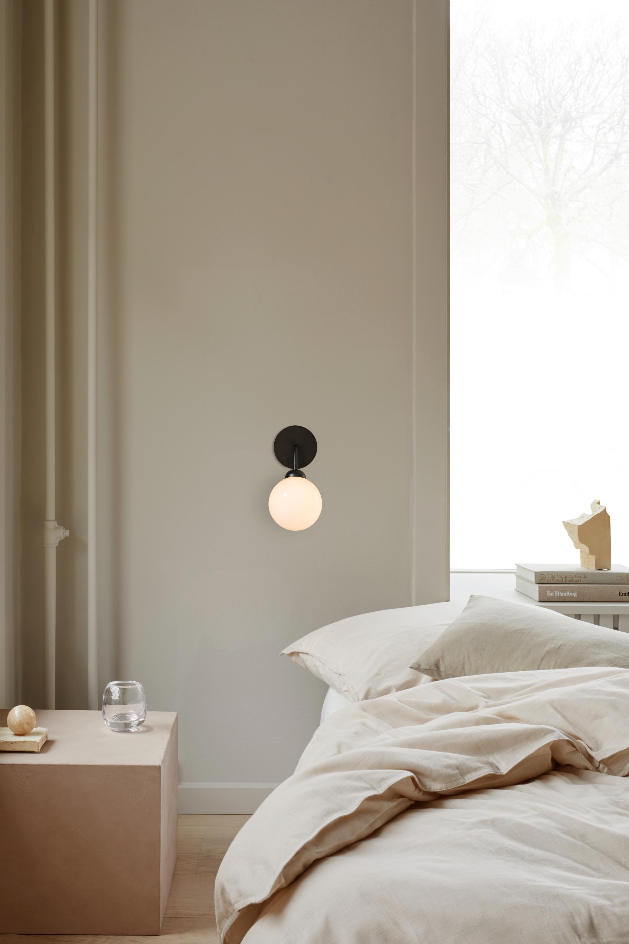 Lampa ścienna APIALES czarny z opalowym szkłem – Nuura