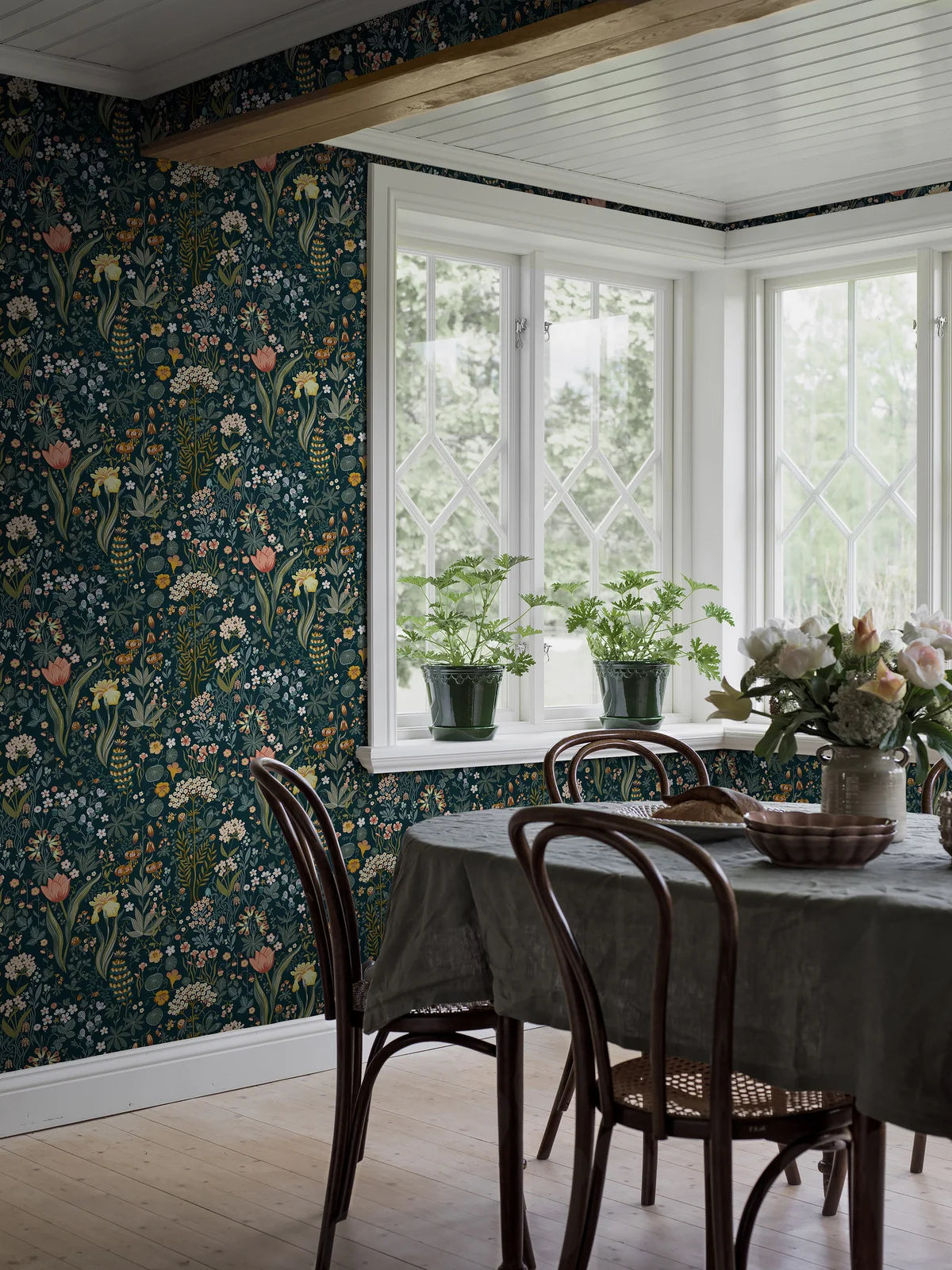 Tapete mit floralem Blumenmuster BLOMSTERHAV in Marineblau mit Grün