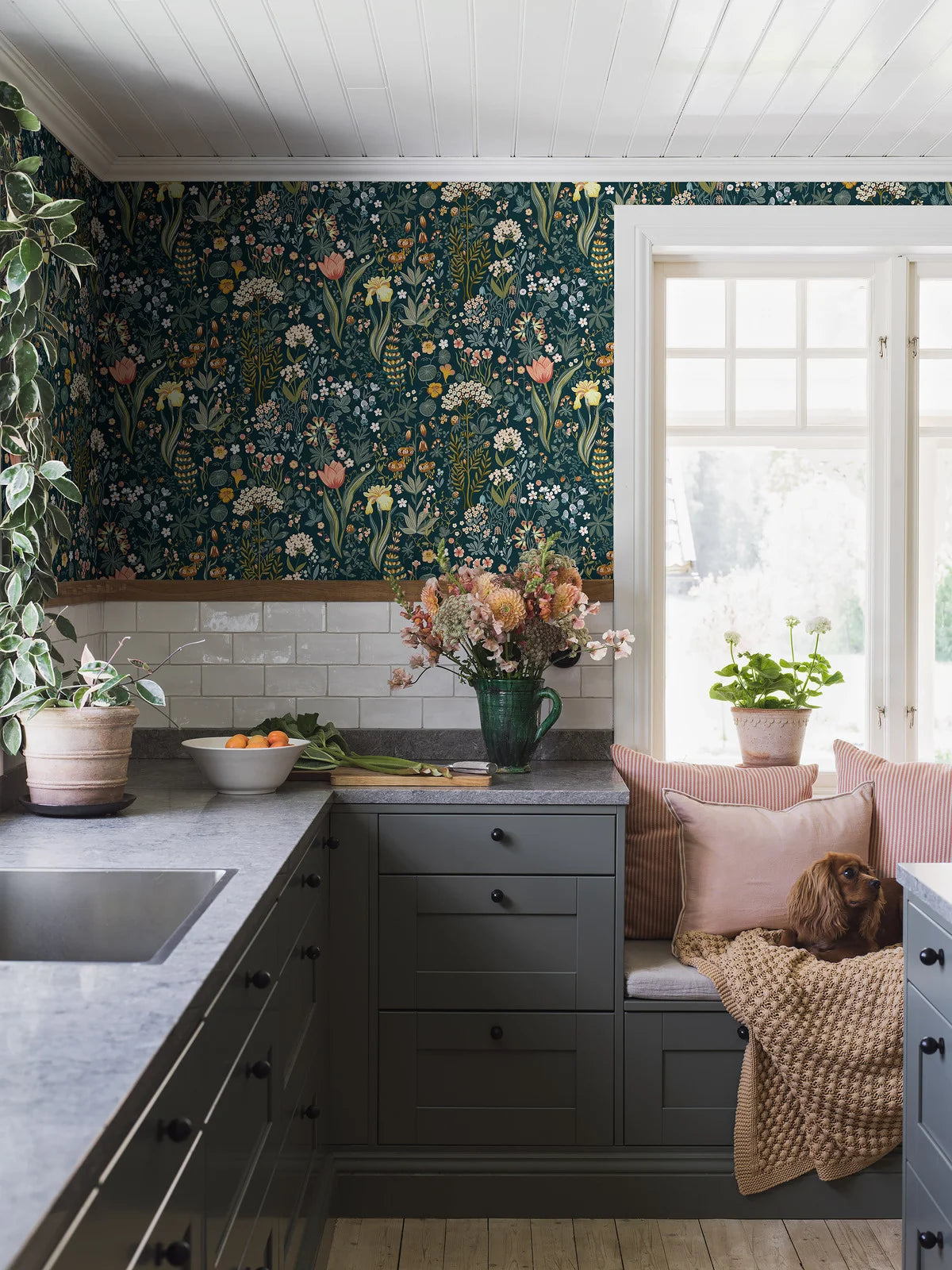 Tapete mit floralem Blumenmuster BLOMSTERHAV in Marineblau mit Grün