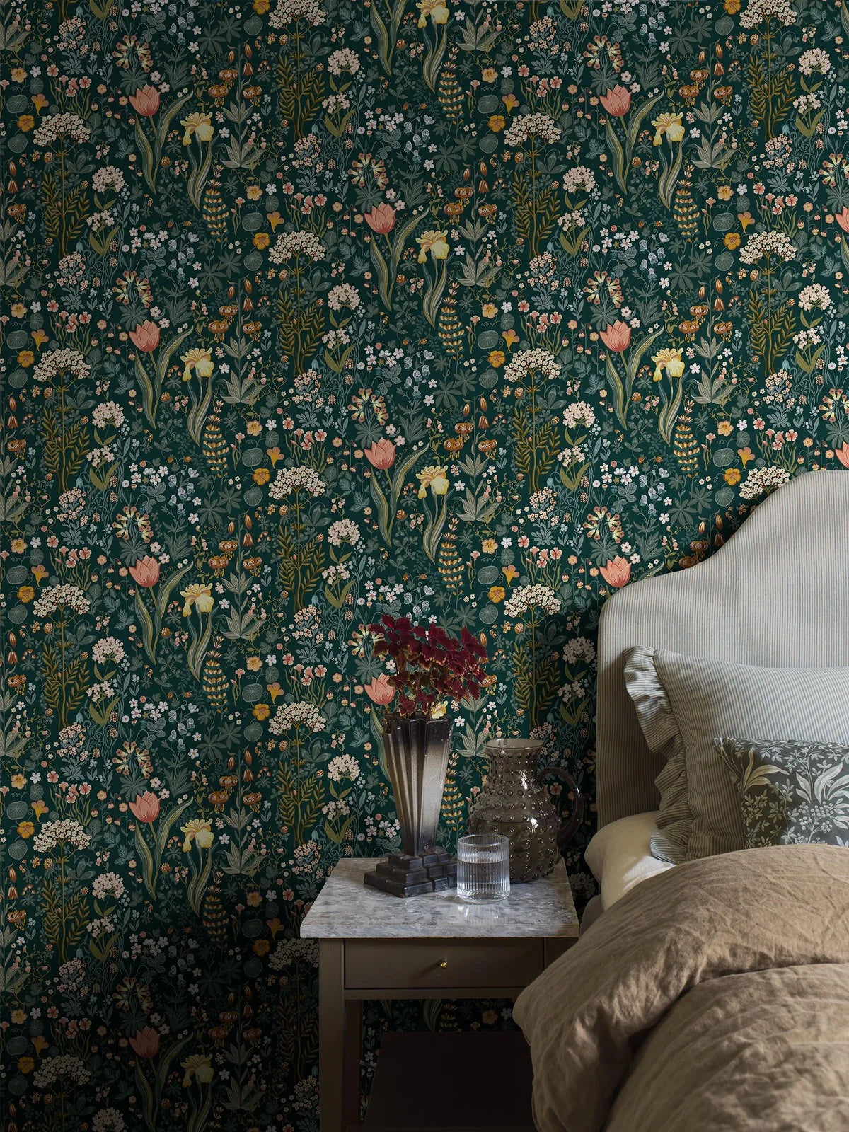 Tapete mit floralem Blumenmuster BLOMSTERHAV in Marineblau mit Grün