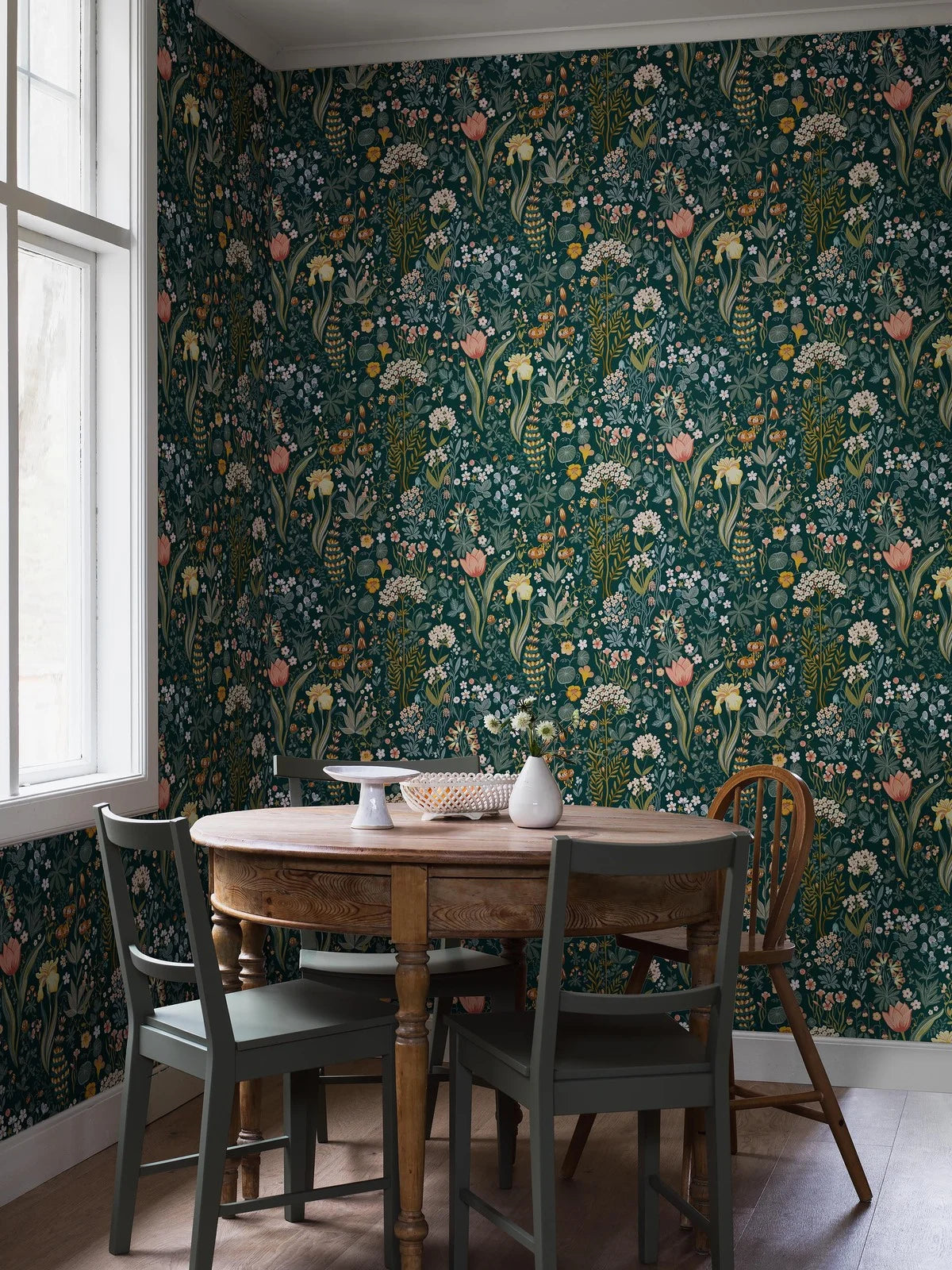 Tapete mit floralem Blumenmuster BLOMSTERHAV in Marineblau mit Grün