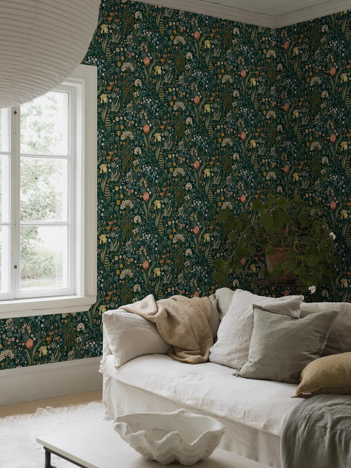 Tapete mit floralem Blumenmuster BLOMSTERHAV in Marineblau mit Grün