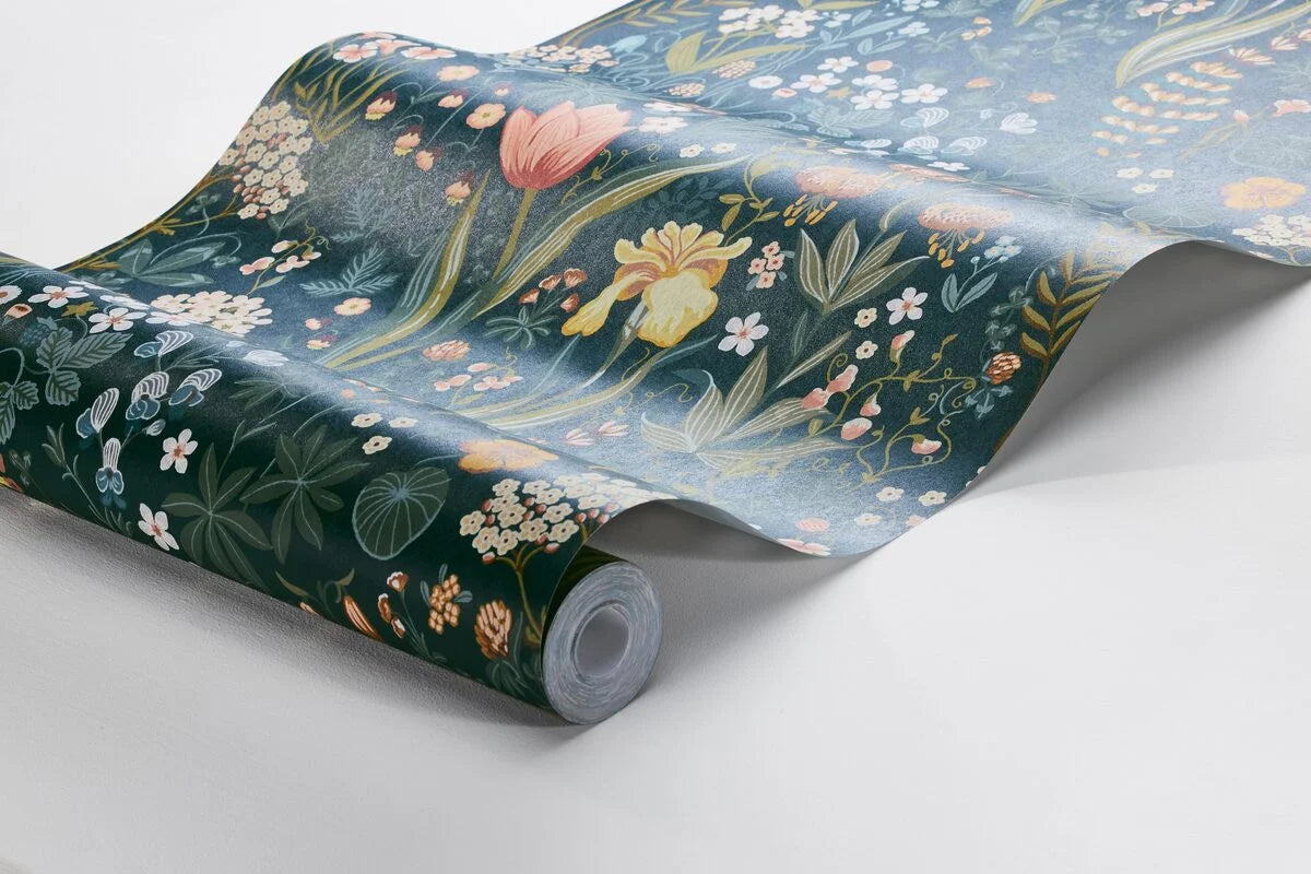 Tapete mit floralem Blumenmuster BLOMSTERHAV in Marineblau mit Grün