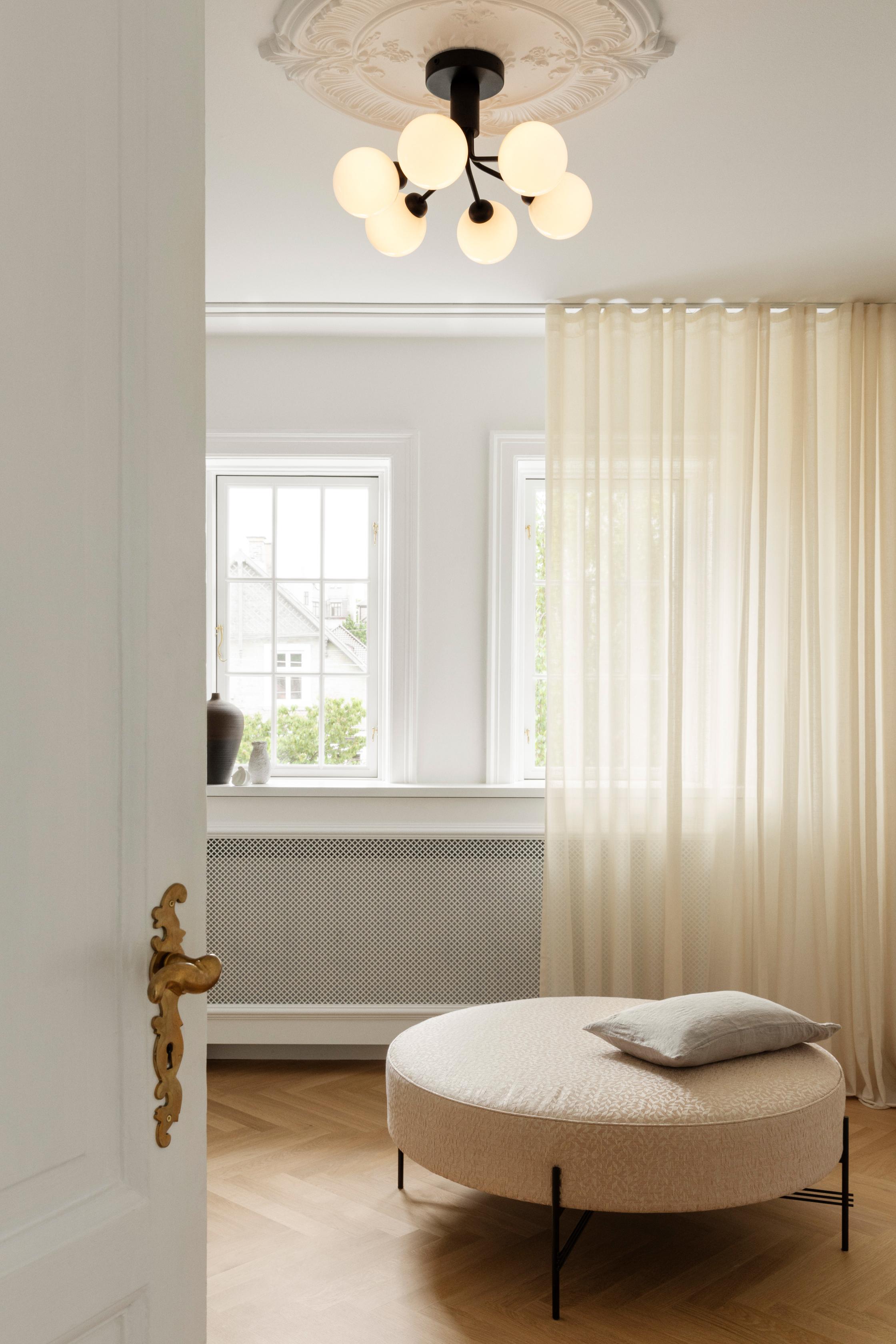 Deckenleuchte APIALES 6 schwarz mit opalem Glas