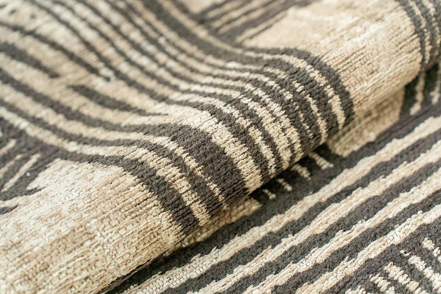 Ovaler Teppich KANJI beige mit Schwarz