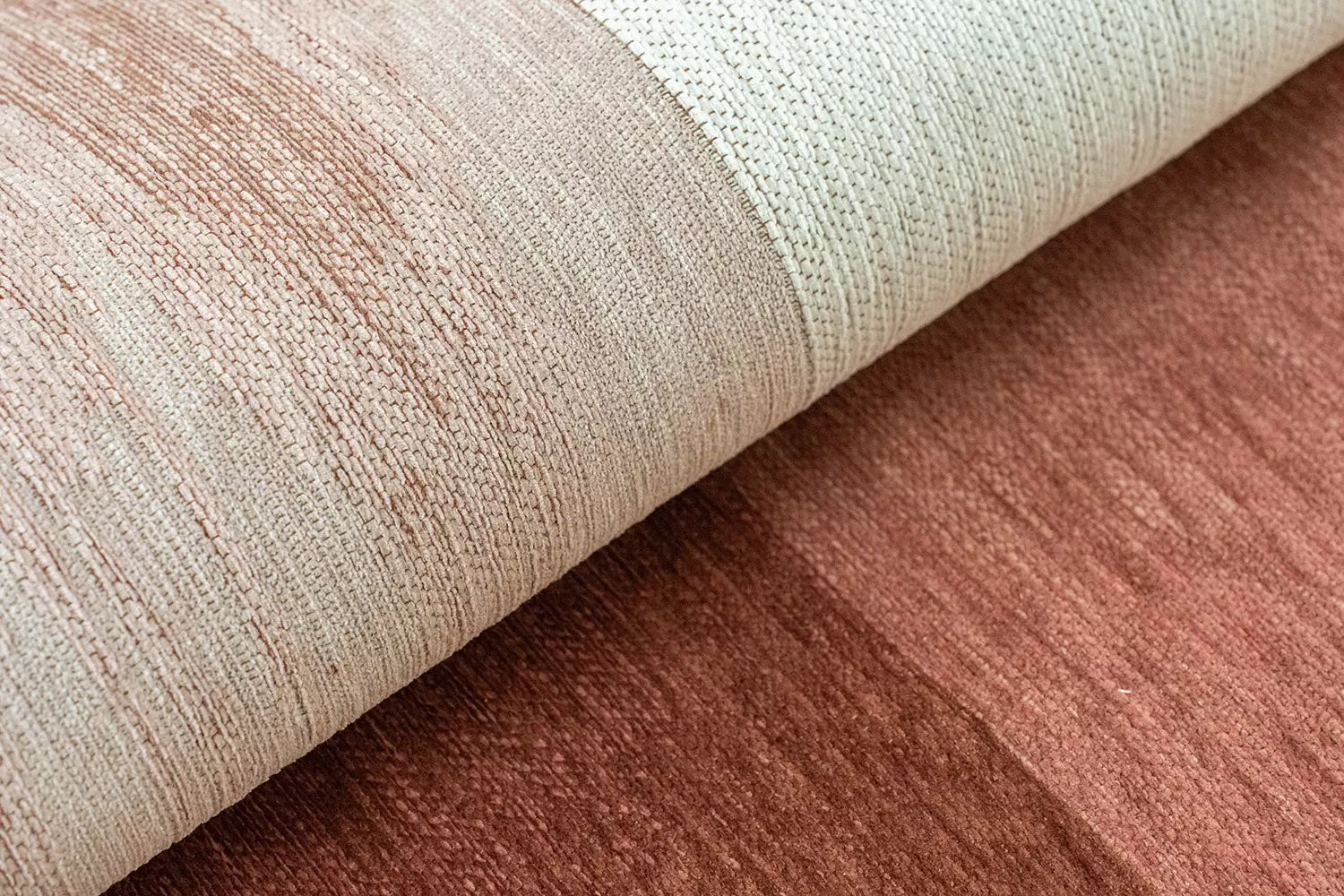 Teppich SENDAI bordeaux mit lachsfarbenen und weißen Akzenten