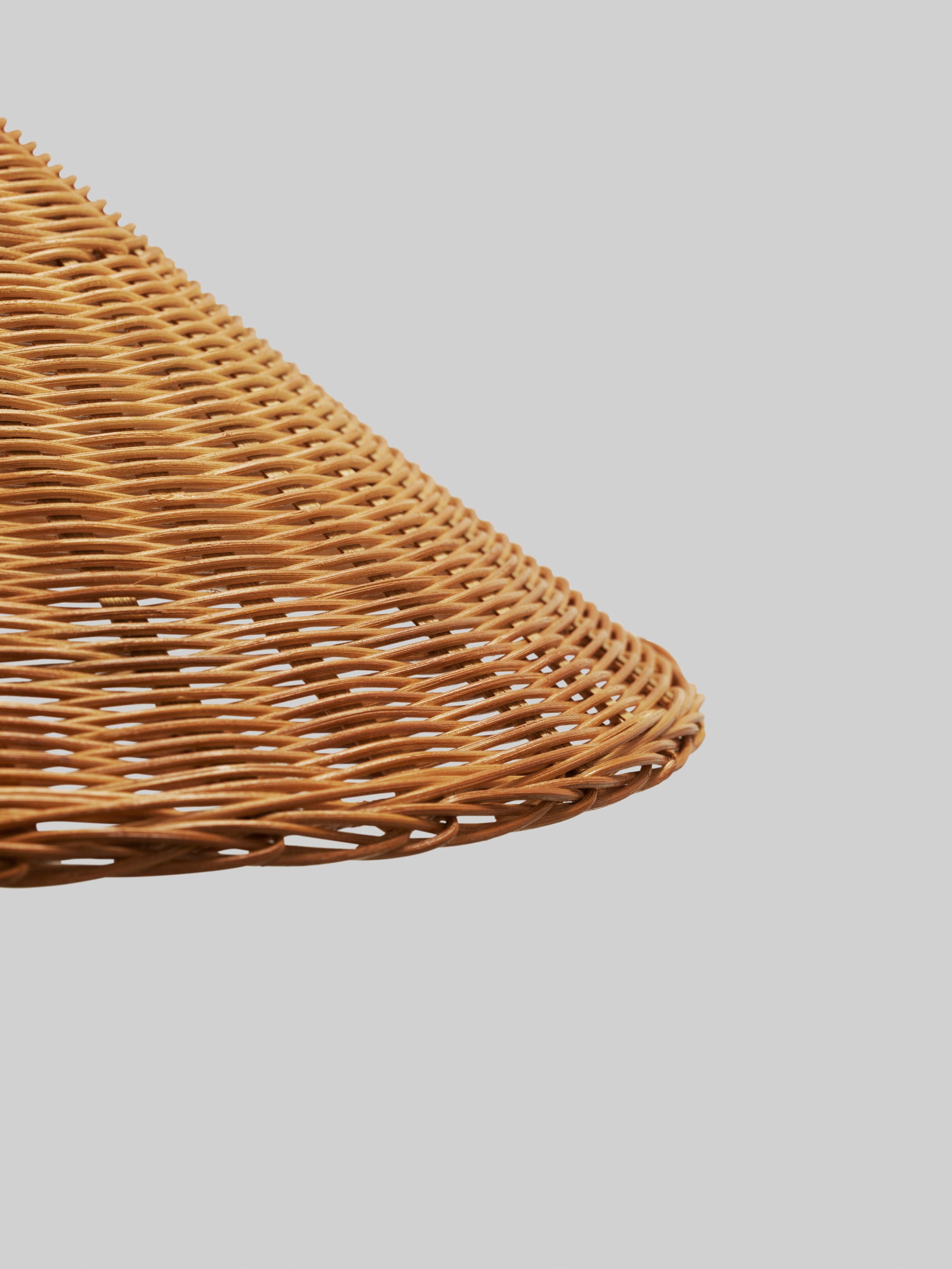 Stehlampe 9602 Messing mit einem Lampenschirm aus Rattan