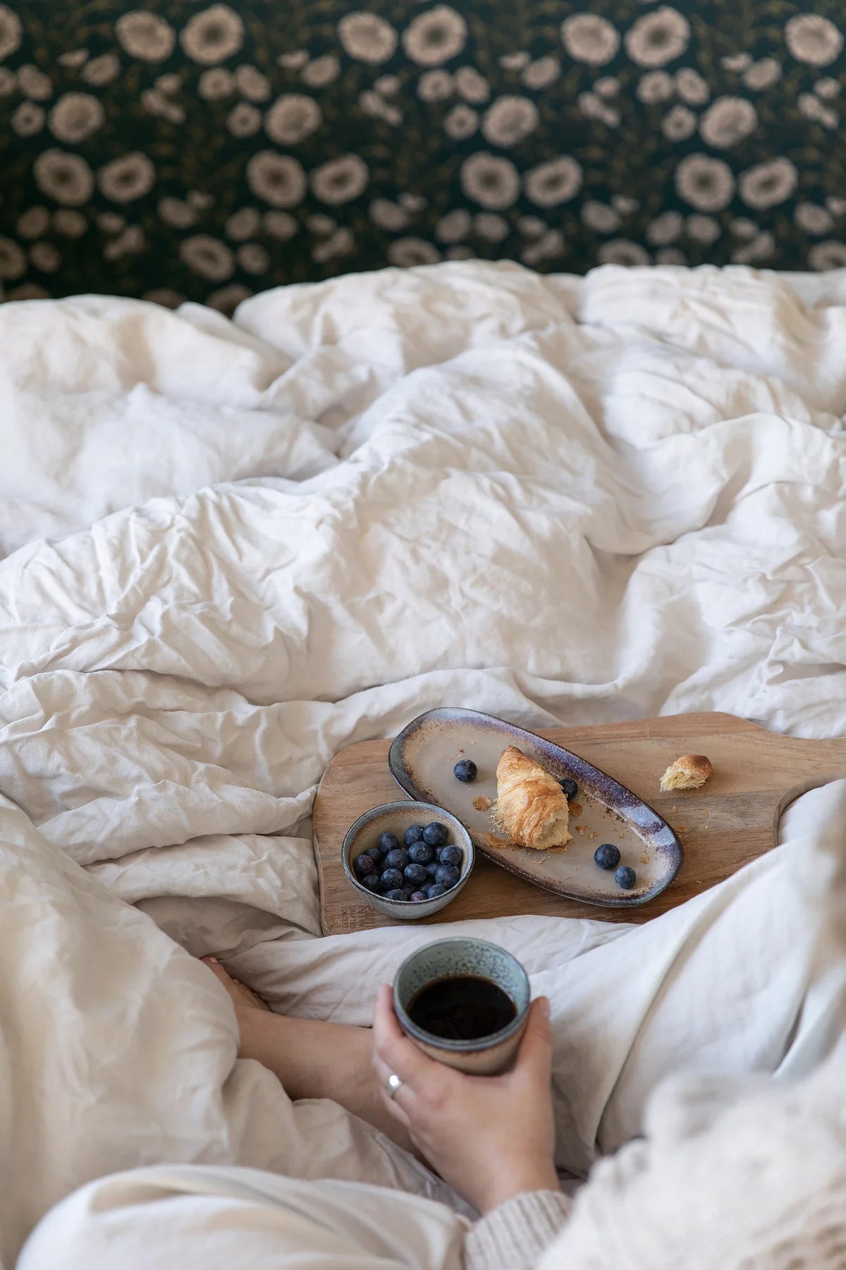 Tapete mit Pflanzenmotiv Blumen POPPY FLOW dunkelgrün mit beige