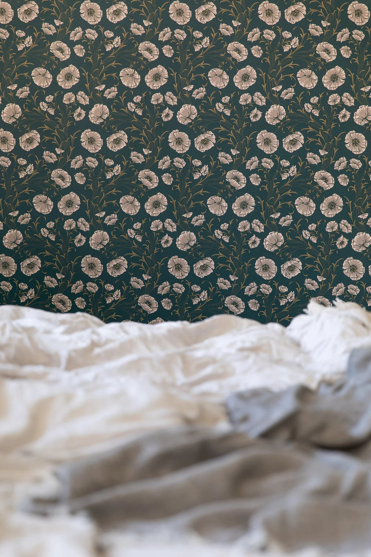 Tapete mit Pflanzenmotiv Blumen POPPY FLOW dunkelgrün mit beige