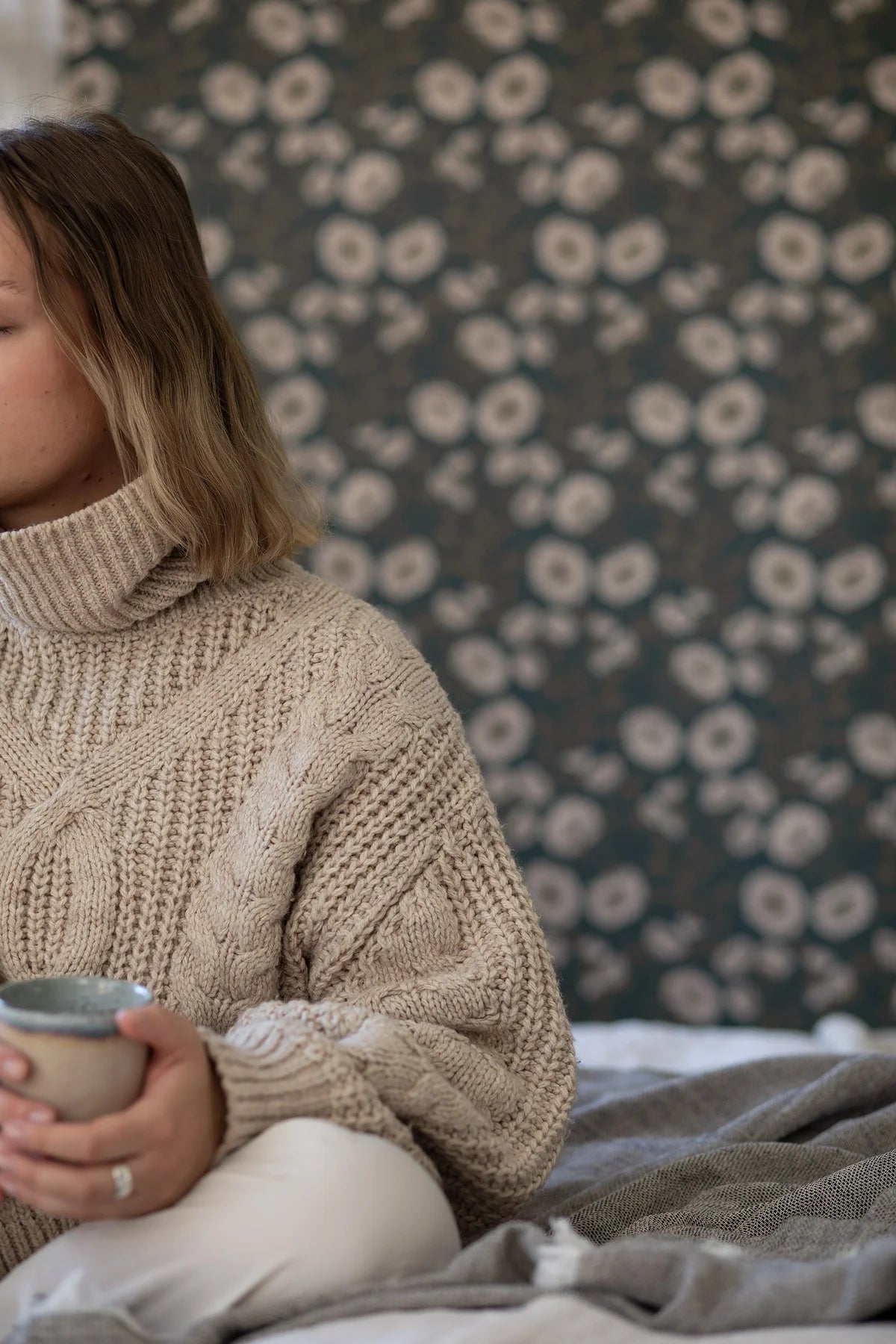 Tapete mit Pflanzenmotiv Blumen POPPY FLOW dunkelgrün mit beige