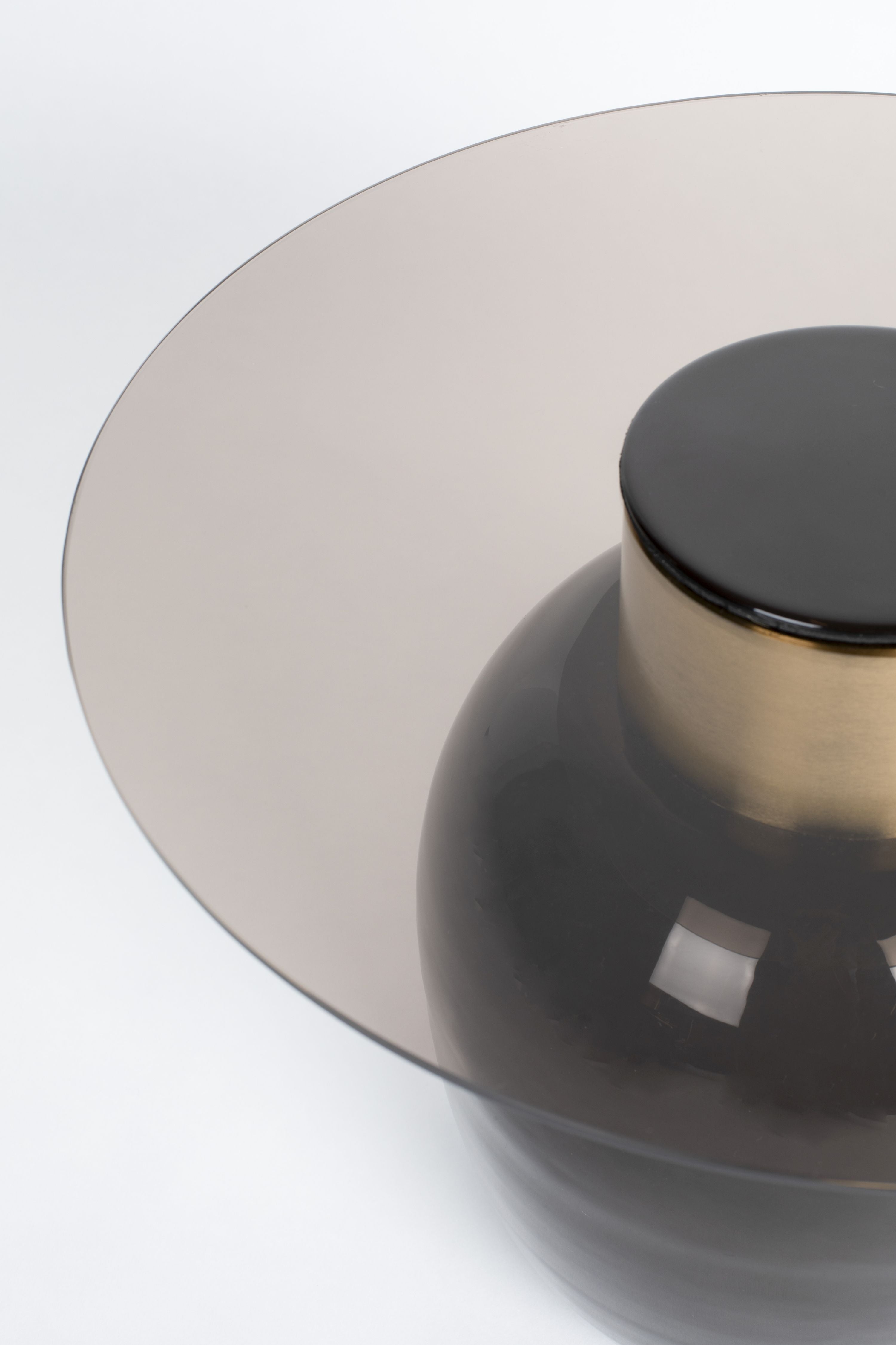 Mohrs brauner Tisch mit einem Glasoberteil