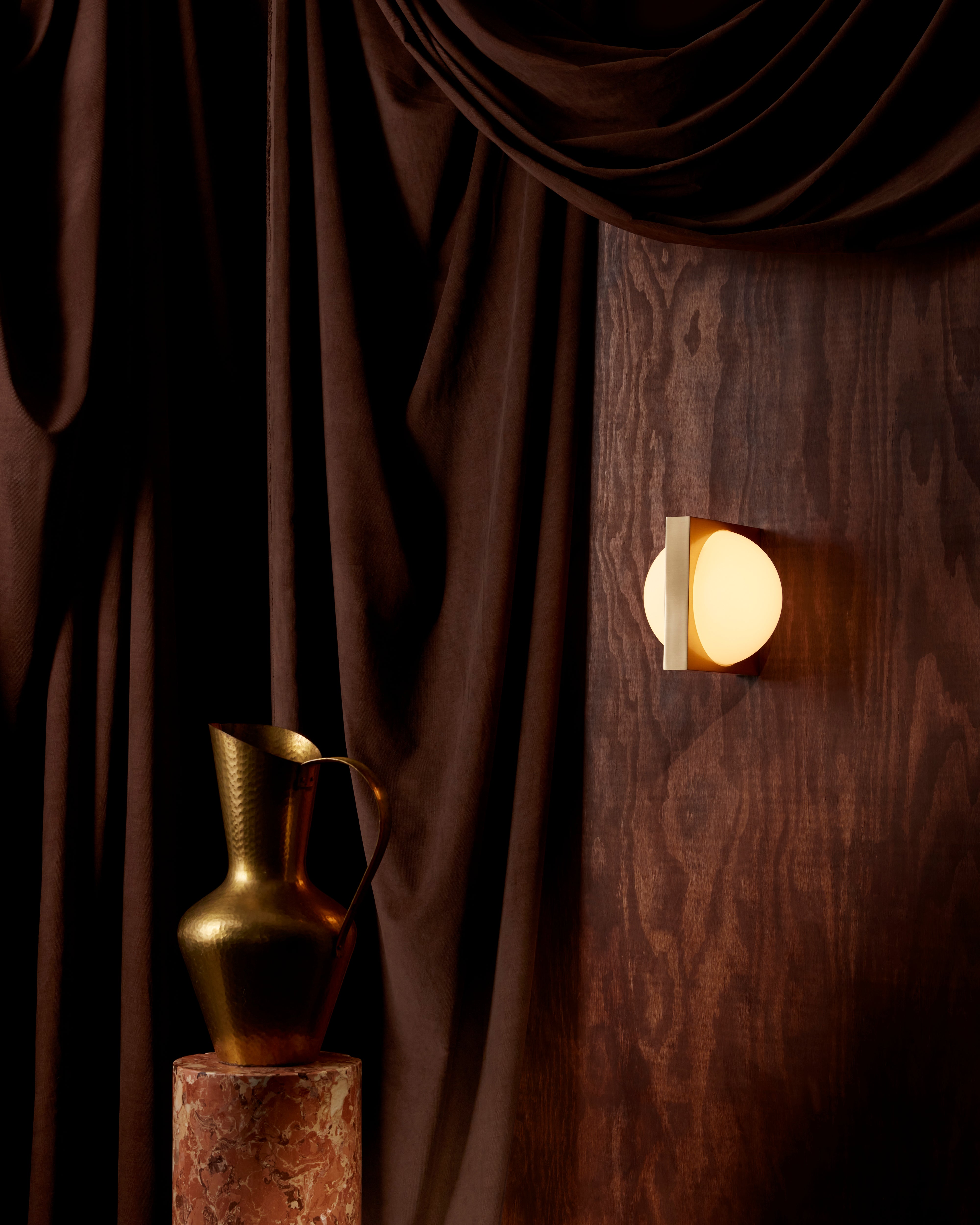 Wandlampe SOLSTICE mit opalisiertem Schirm und schwarz beschichtetem Messing.