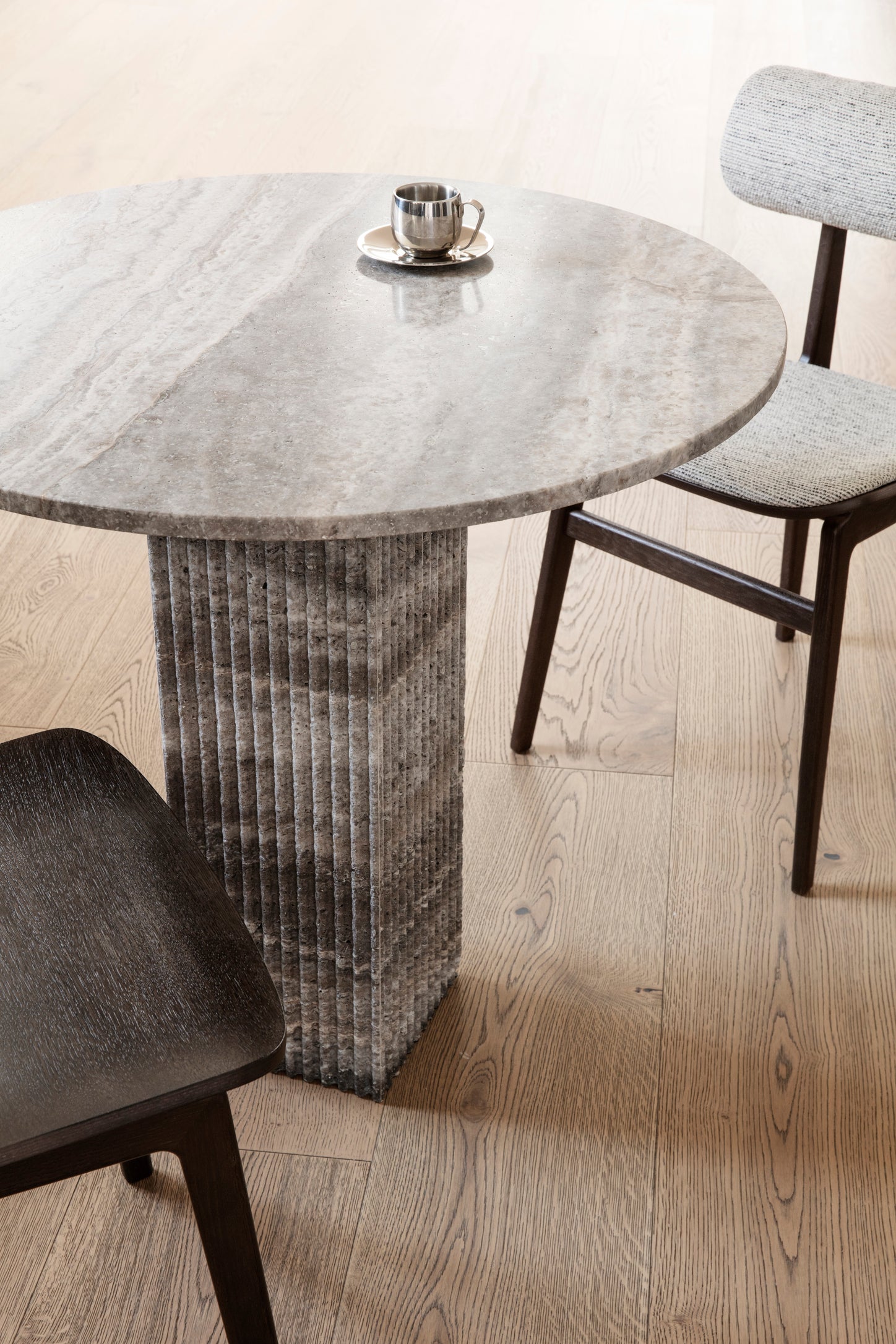 Runder Tisch SOHO grauer Travertin